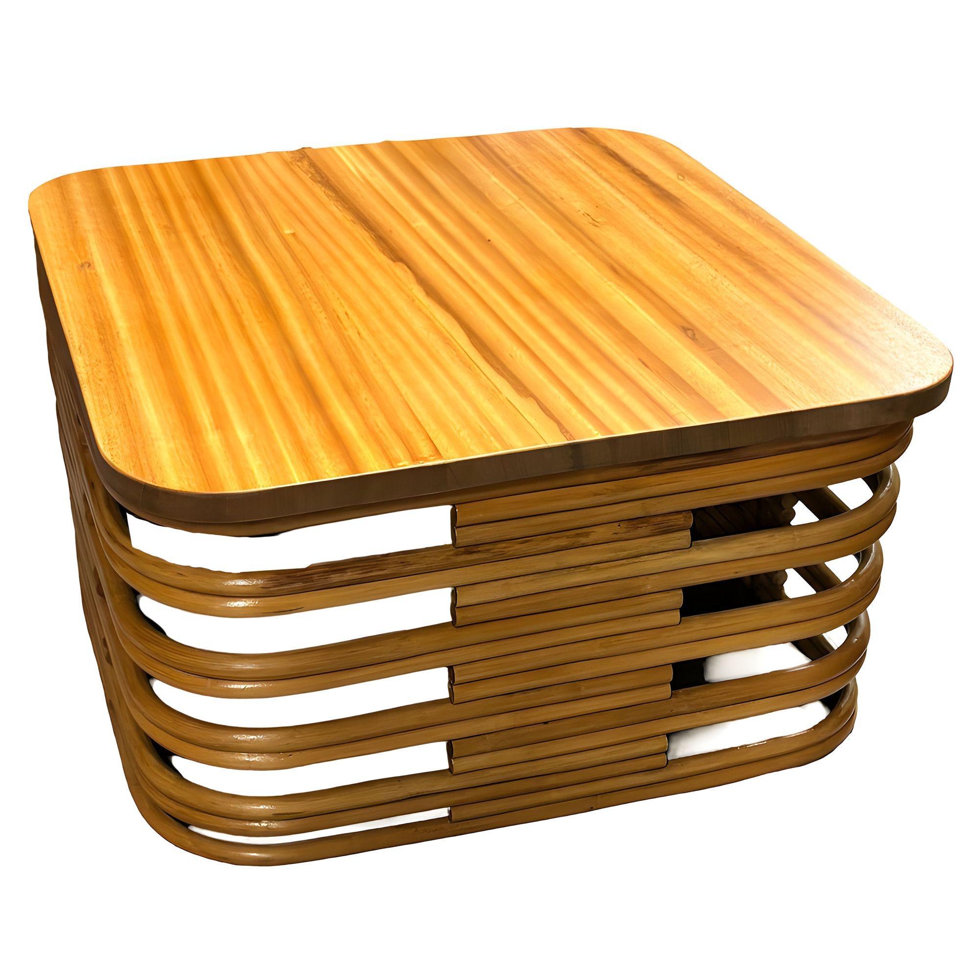 Restaurierter Rattan-Couchtisch in dem von Paul Frankl bekannt gemachten Stil. Die Tischplatte aus massivem Mahagoni zeigt die natürliche Maserung des Holzes und ist mit einem tiefen Finish versehen. In Kombination mit einem Gestell aus Rattan, das