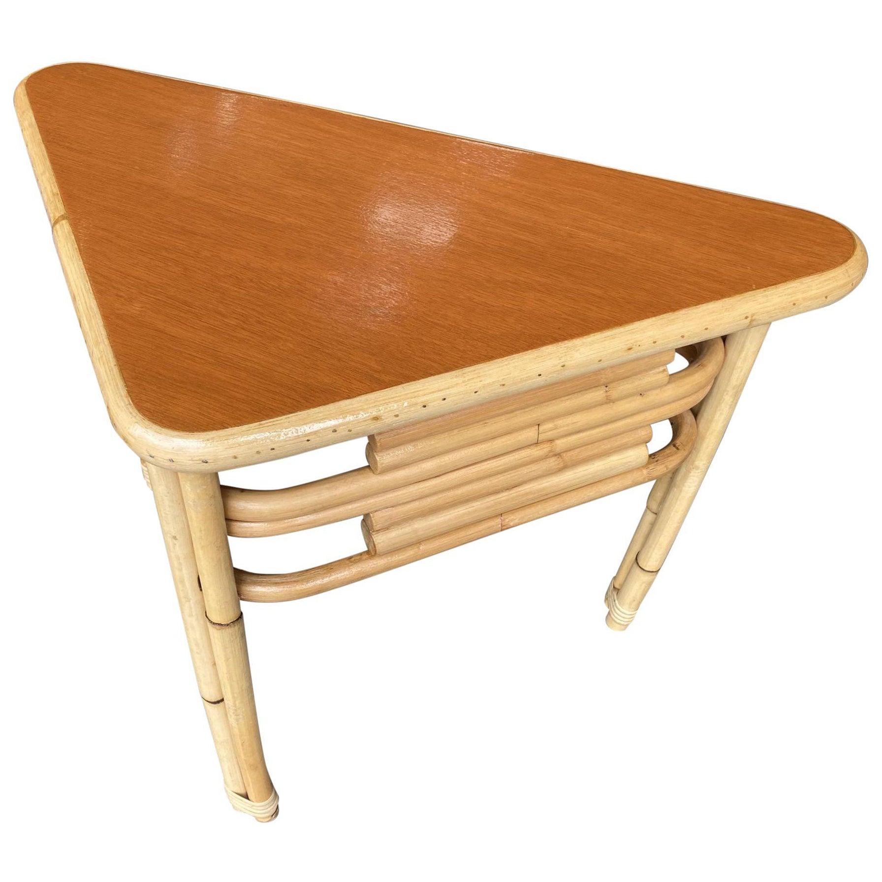 Tavolino angolare in rattan impilato restaurato con piano in mogano