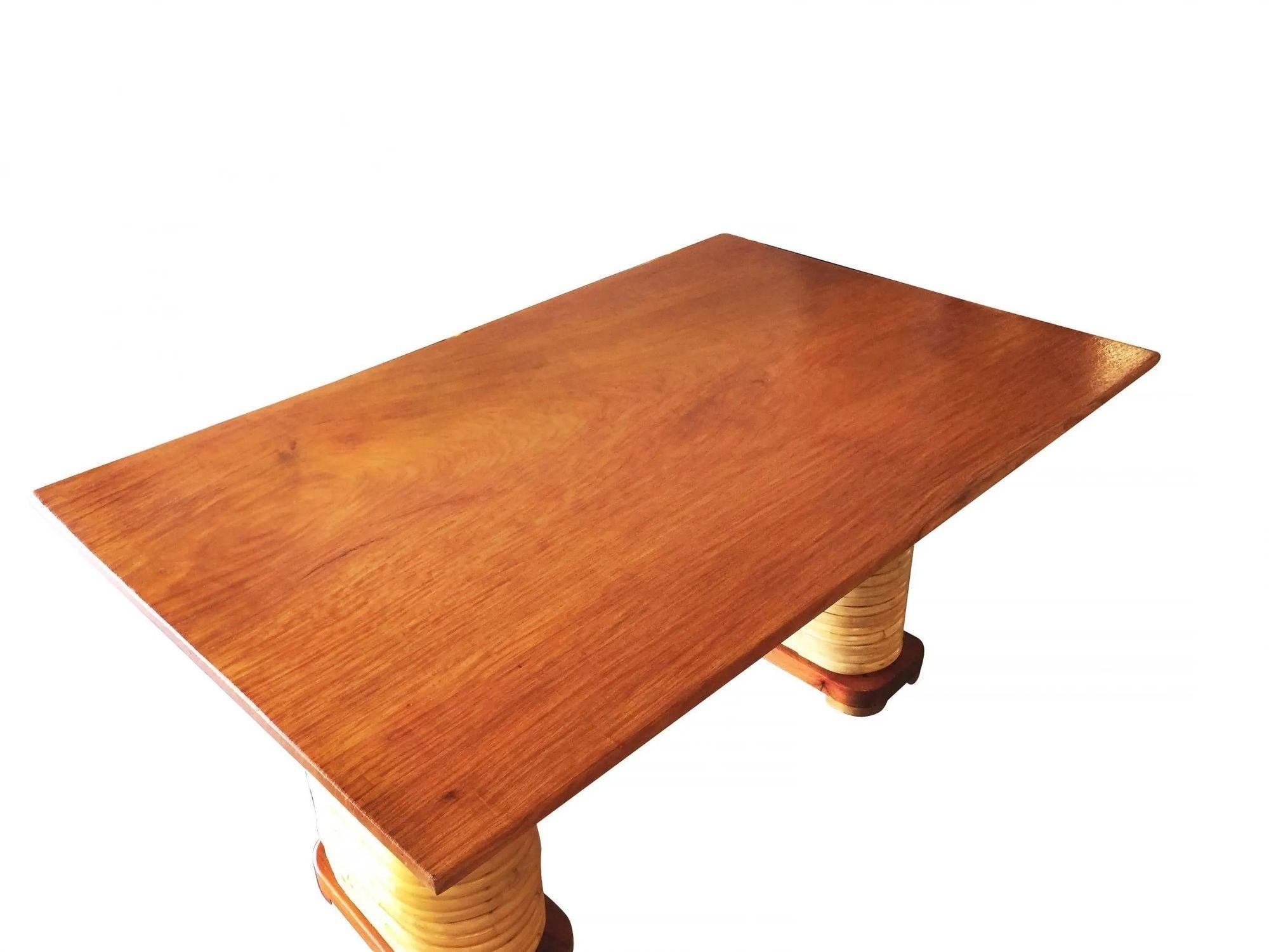 Mid-Century Modern Table de salle à manger à double piédestal en rotin empilé en acajou restauré en vente