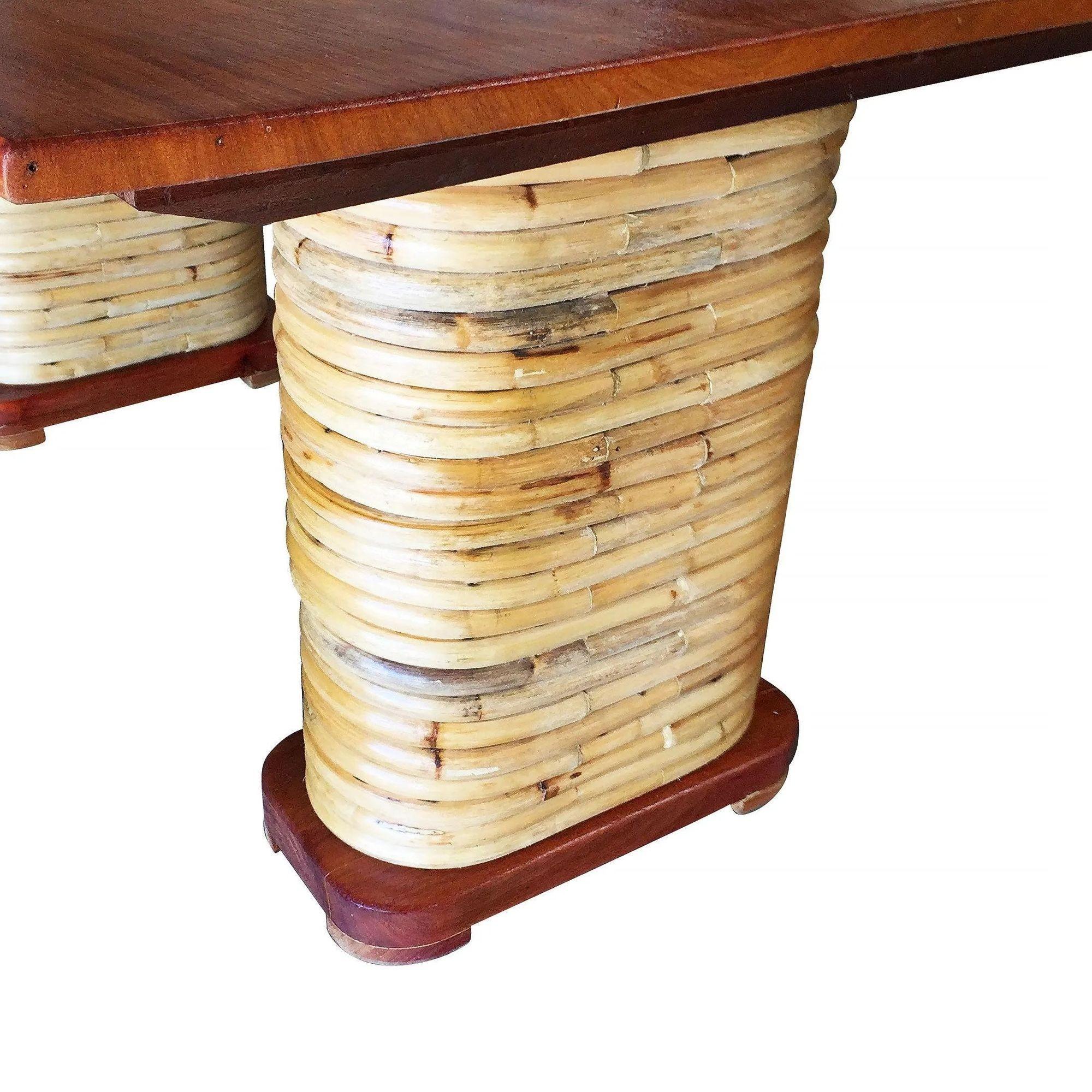 Rotin Table de salle à manger à double piédestal en rotin empilé en acajou restauré en vente