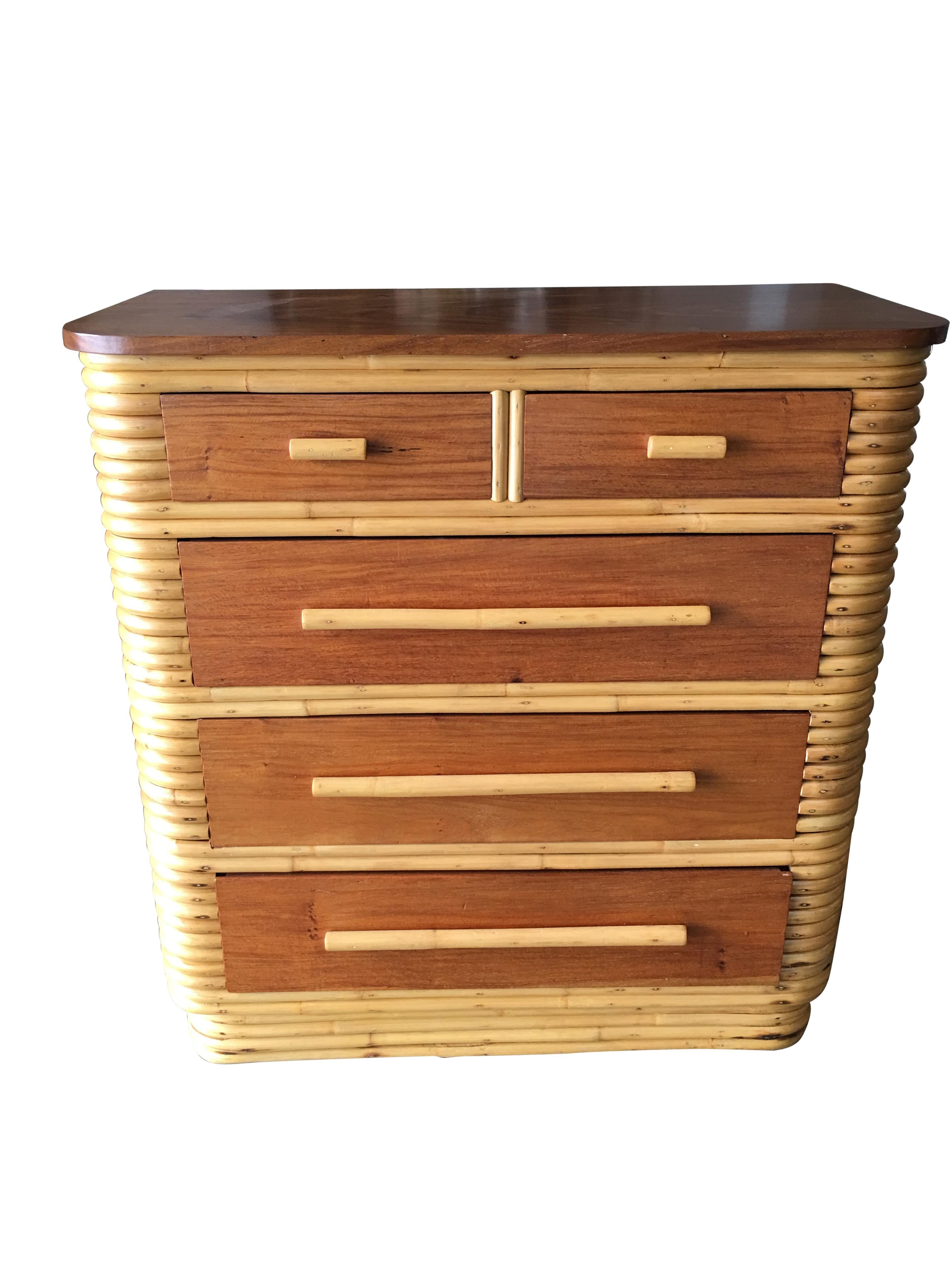 Commode Highboy en rotin empilé avec un plateau en acajou et cinq tiroirs coulissants. circa 1970. Ensemble de chambre à coucher empilé en rotin et acajou comprenant un ensemble de deux tables de chevet et une commode highboy. Ils sont tous dotés