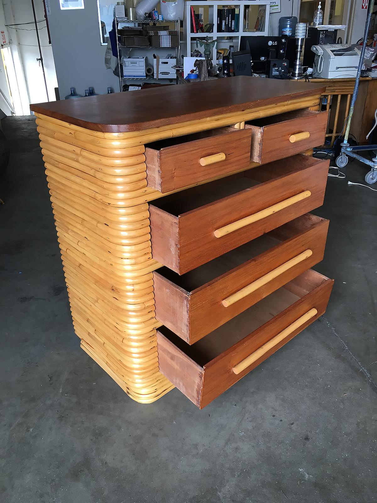 Milieu du XXe siècle Commode haute en rotin et acajou restaurée