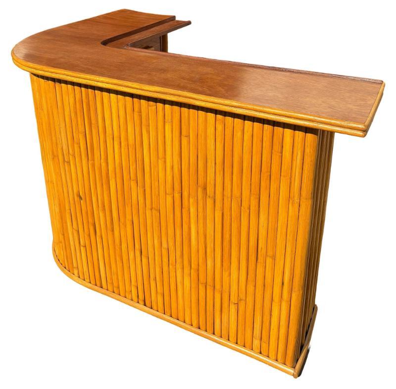 Este bar seco, bellamente restaurado e inspirado en Paul Frankl, presenta un característico diseño de ratán apilado con un marco de caoba pulida, que destila elegancia tropical vintage. Equipada con un amplio espacio de almacenamiento y una encimera