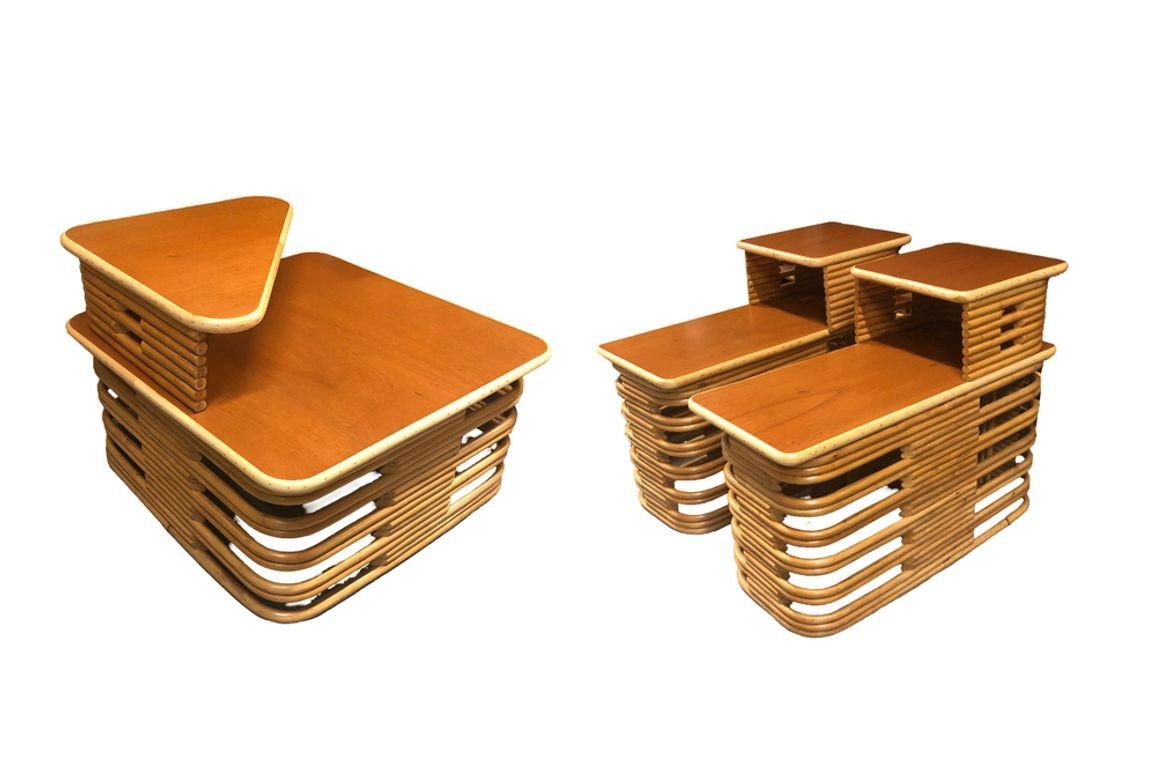L'ensemble de tables d'appoint en rotin du milieu du siècle dernier restauré comprend une table d'angle carrée de 31 pouces de large et deux tables d'appoint assorties, chacune ornée d'un pied de lampe en gradins et d'une base en rotin empilée de