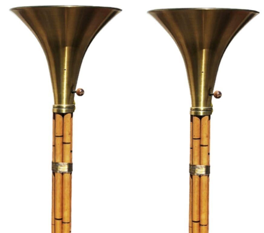Lampada da terra torchère di metà secolo restaurata in ottone e rattan di Russel Wright. Realizzato con 6 pali in rattan impilati montati su una base in ottone con rivestimento in ottone e sormontati da un paralume in alluminio placcato in ottone,