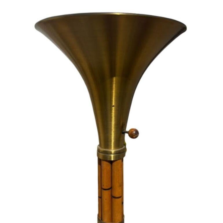 Mid-Century moderno Lampada da terra Torchère in rattan impilato restaurato con paralume in ottone di Russel Wright, coppia in vendita