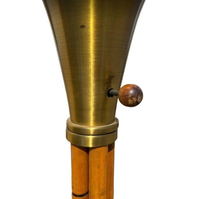 Americano Lampada da terra Torchère in rattan impilato restaurato con paralume in ottone di Russel Wright, coppia in vendita