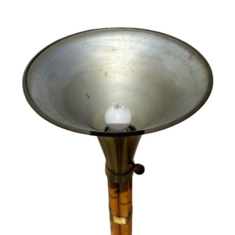 Lampada da terra Torchère in rattan impilato restaurato con paralume in ottone di Russel Wright, coppia In condizioni ottime in vendita a Van Nuys, CA