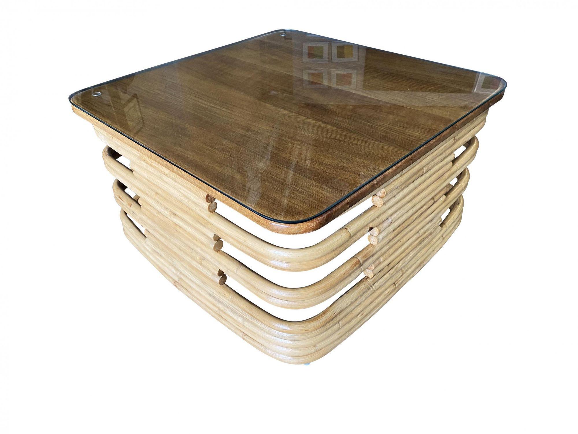 Mesa de centro restaurada de tablillas apiladas de ratán con tapa de caoba y cristal en venta 1