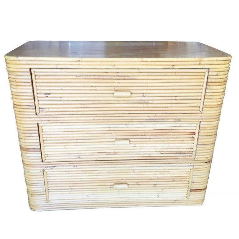 Questa cassettiera Low Boy in rattan impilato, ispirata a Paul Frankl e restaurata alla fine della metà del secolo, ha un piano in mogano e tre cassetti estraibili; ogni cassetto è dotato di una maniglia in rattan scolpita. Questo comò unisce la