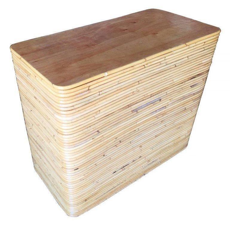 Comò lowboy in rattan Stcik Reed restaurato con piano in mogano In condizioni buone in vendita a Van Nuys, CA