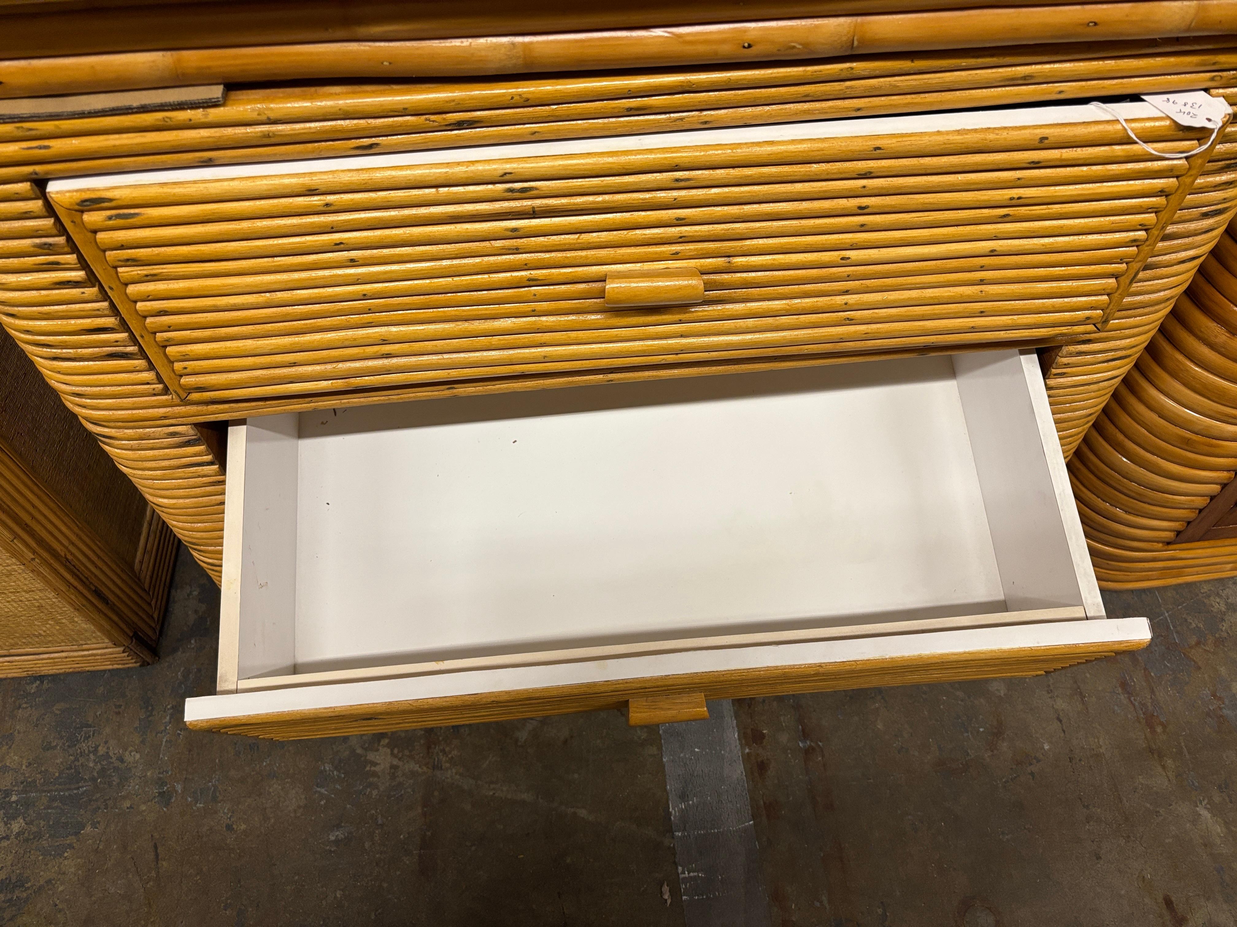 Comò lowboy in rattan Stcik Reed restaurato con piano in mogano in vendita 1