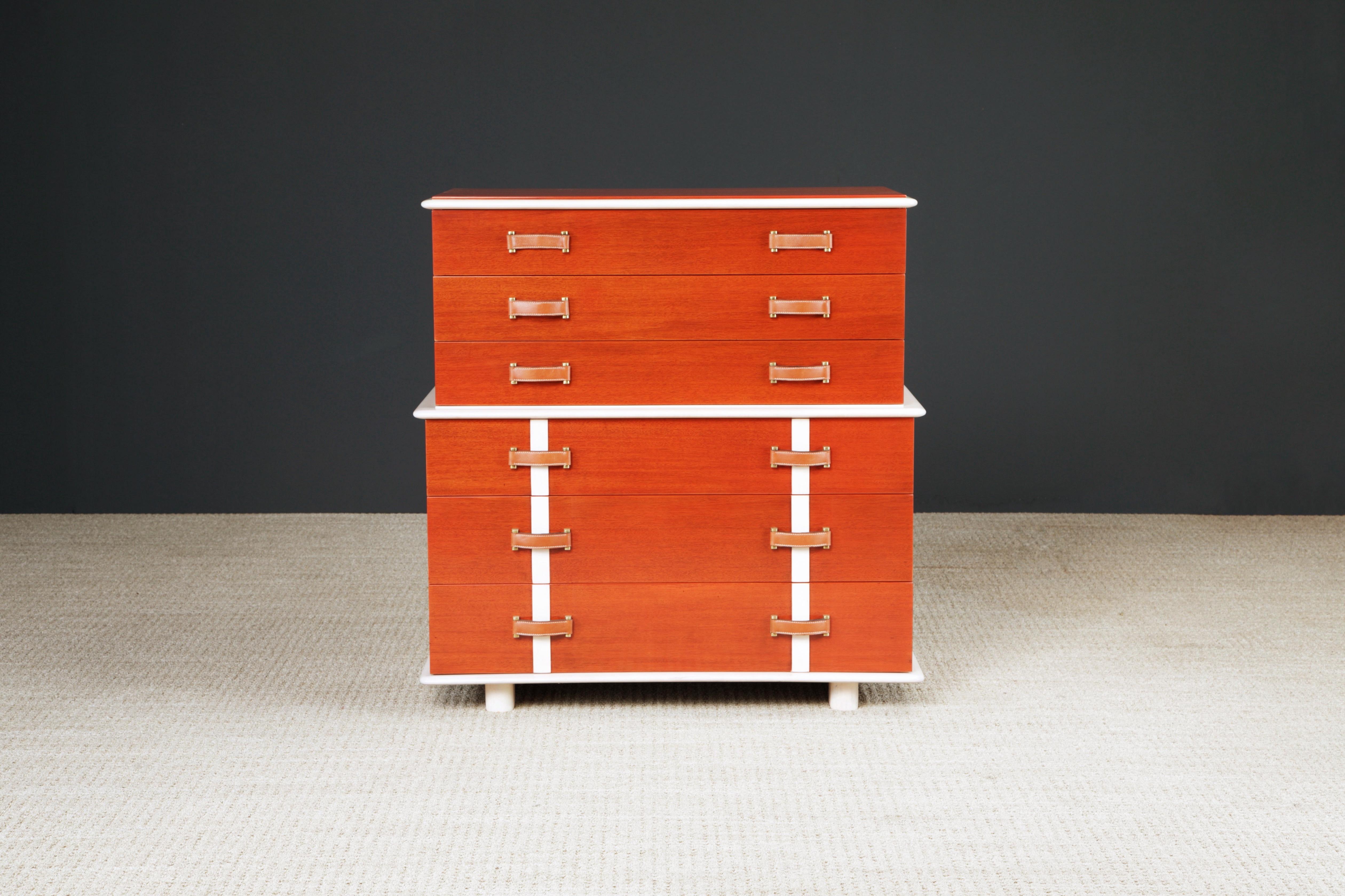 Questo raro comò da collezione è opera di Paul T. Frankl per Johnson Furniture, del 1945 circa, appartenente alla serie di mobili da camera 