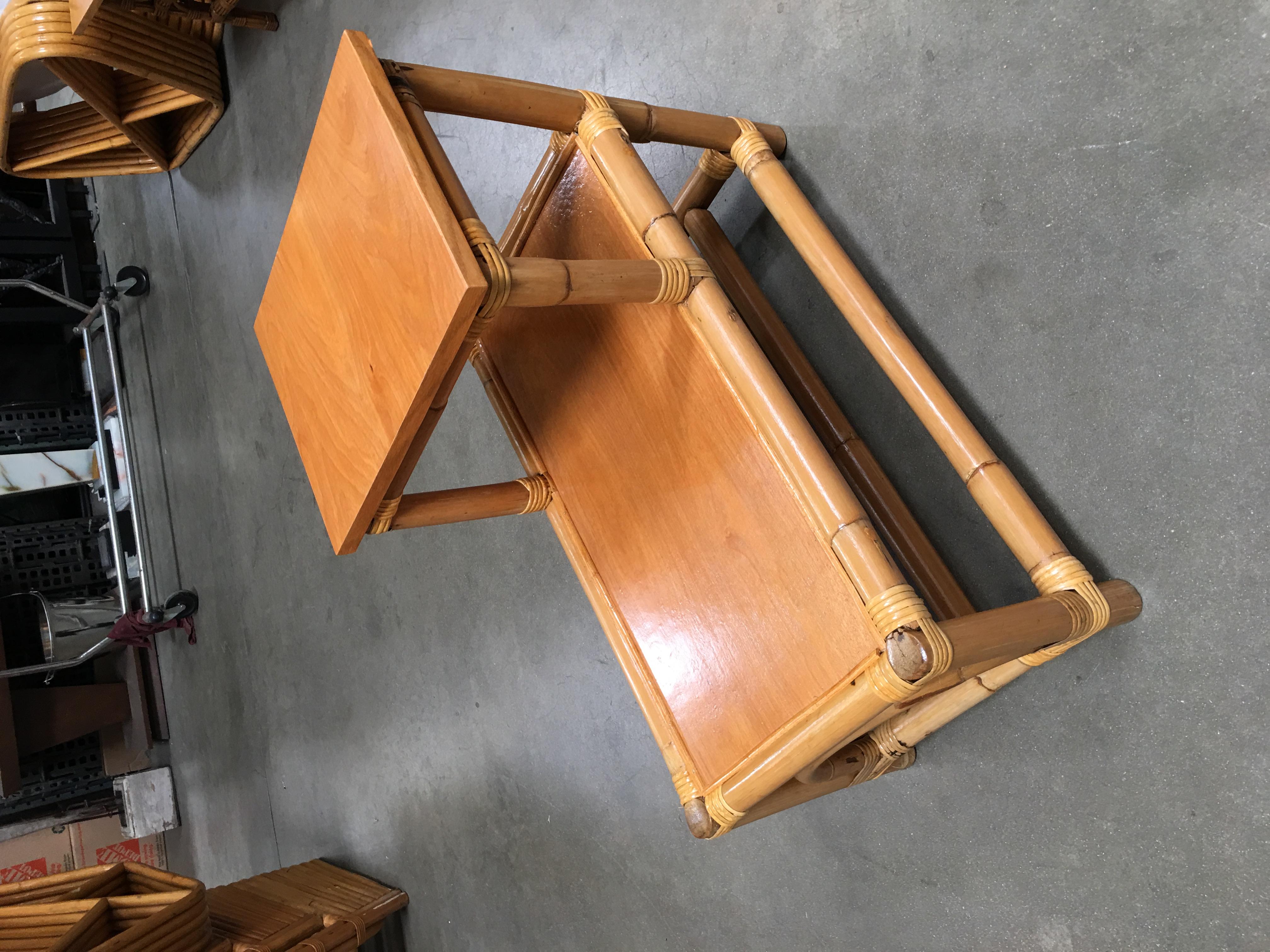 Mid-Century Modern Table d'appoint en rotin restaurée à pattes de bâton avec plateaux en Wood Wood à deux niveaux en vente