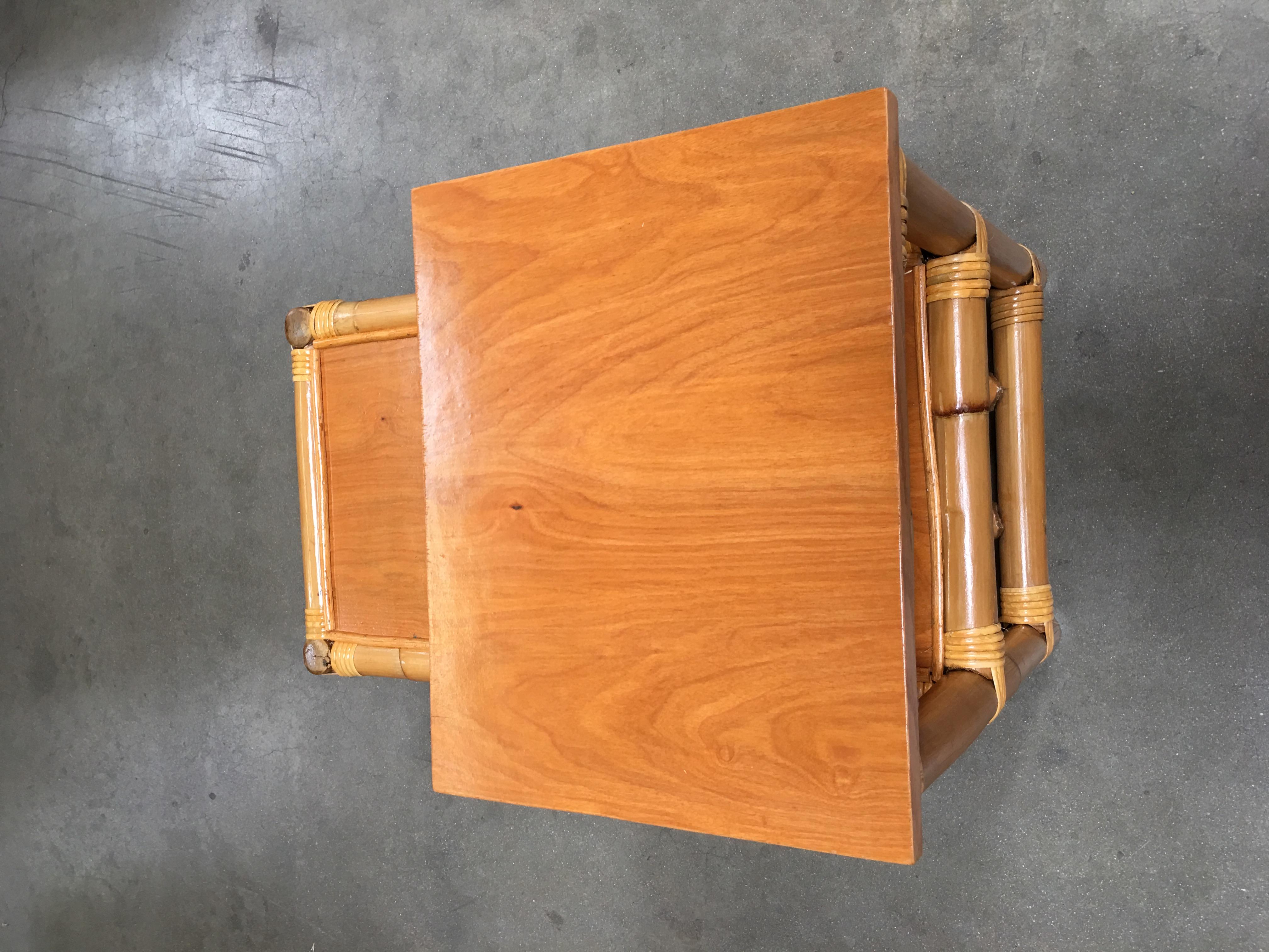 Milieu du XXe siècle Table d'appoint en rotin restaurée à pattes de bâton avec plateaux en Wood Wood à deux niveaux en vente