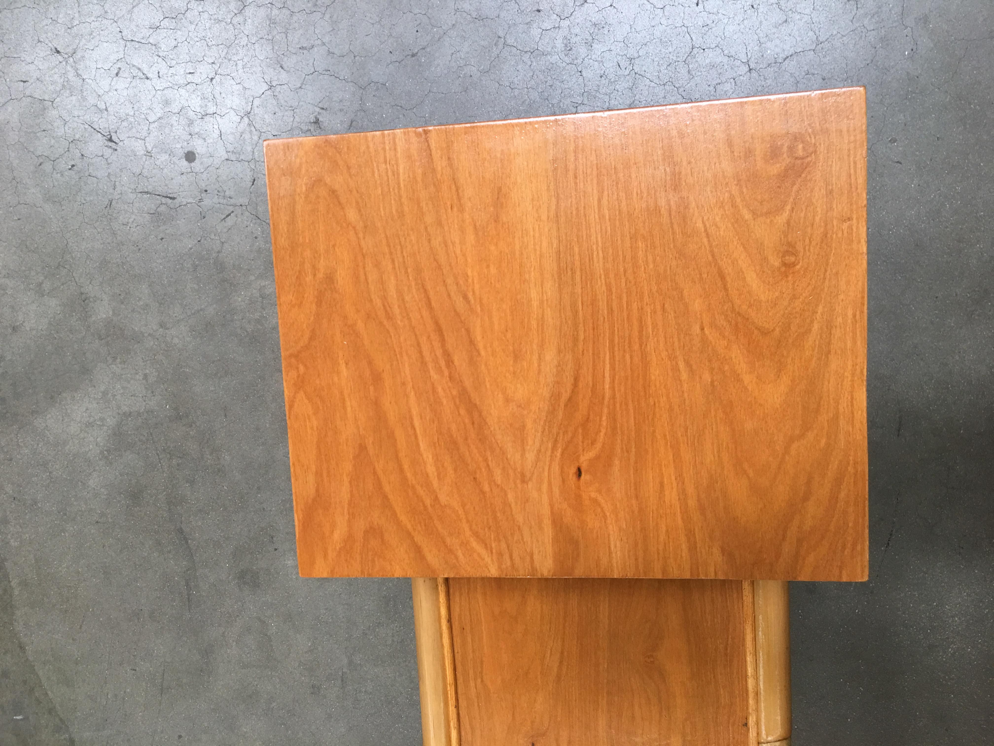 Osier Table d'appoint en rotin restaurée à pattes de bâton avec plateaux en Wood Wood à deux niveaux en vente