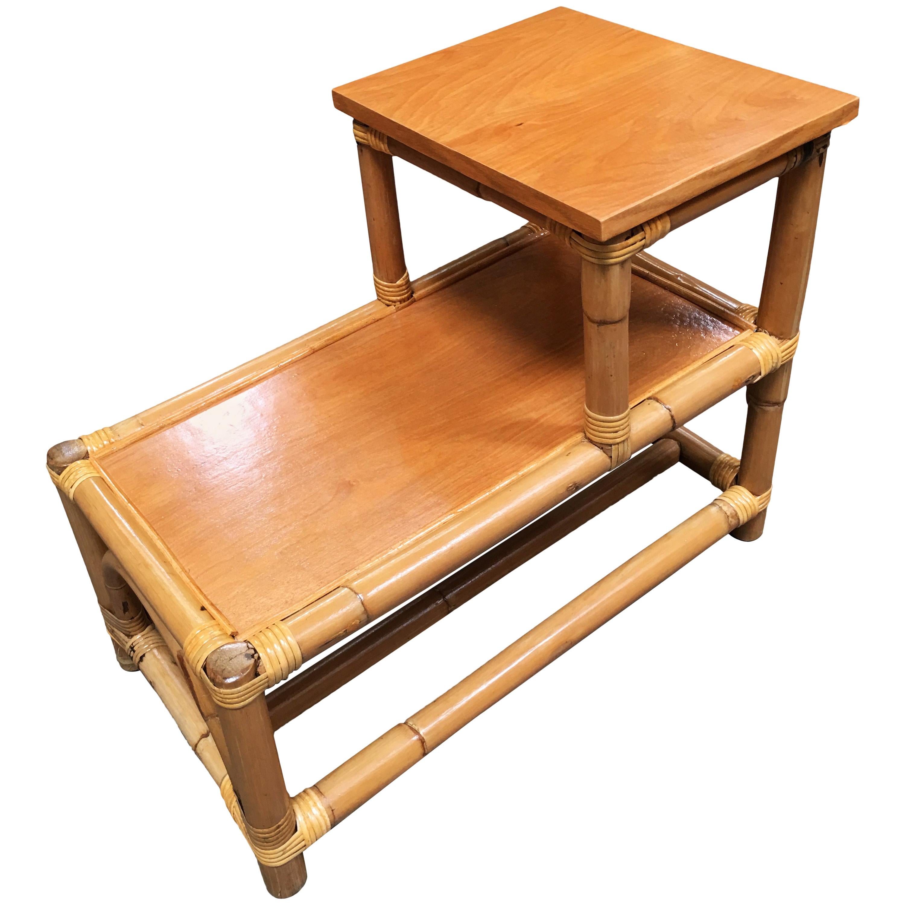 Table d'appoint en rotin restaurée à pattes de bâton avec plateaux en Wood Wood à deux niveaux en vente