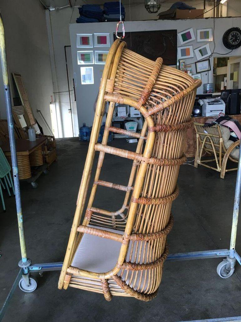 Mid-Century Modern Chaise longue suspendue en rotin Sticks Reed restauré en vente