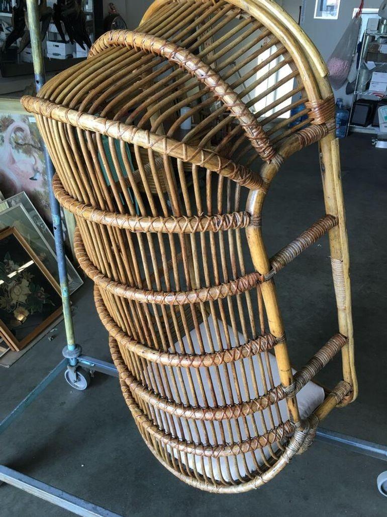 Chaise longue suspendue en rotin Sticks Reed restauré Excellent état - En vente à Van Nuys, CA