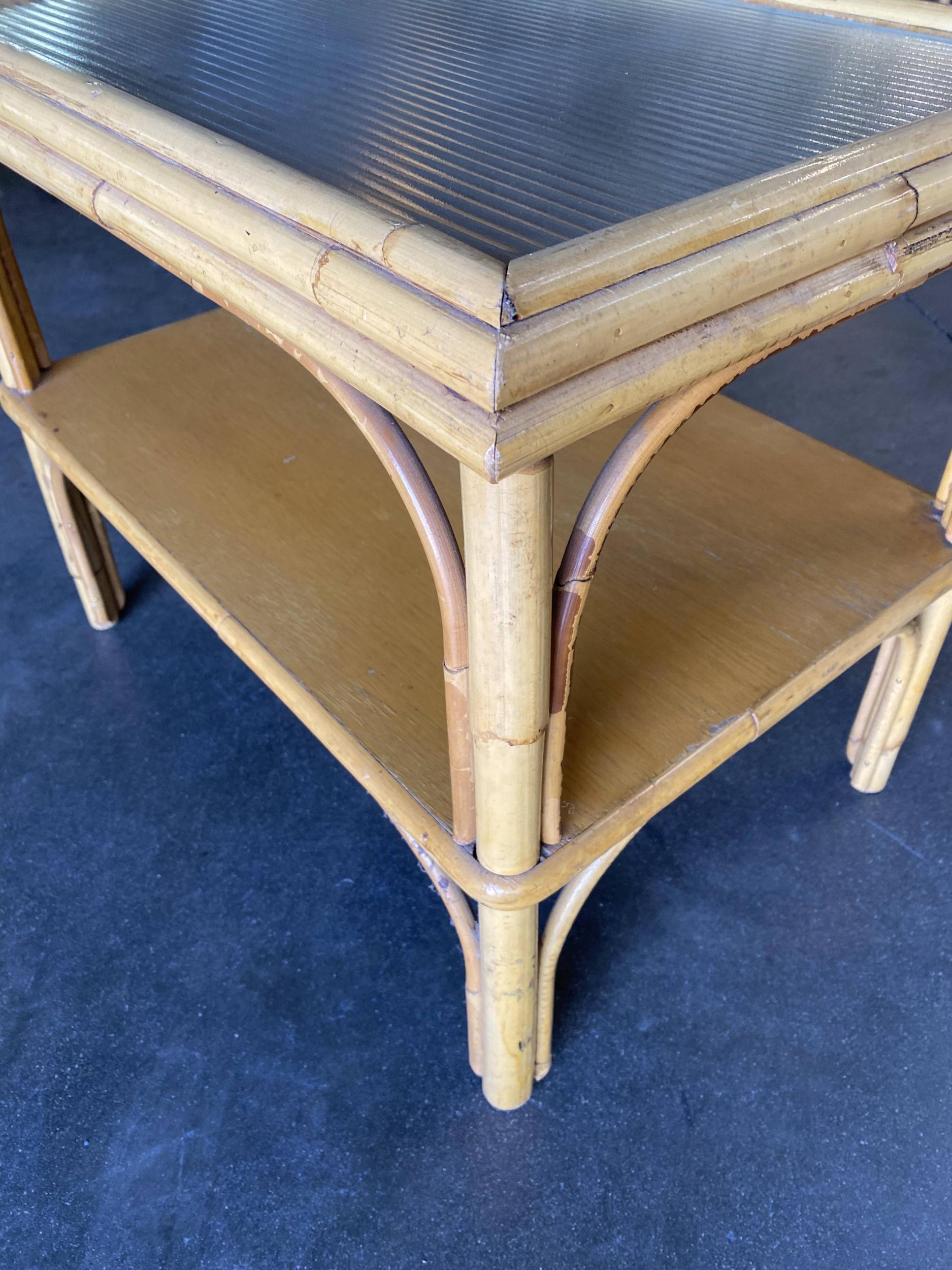 Américain Table basse à deux niveaux restaurée en rotin bâton avec plateau en verre côtelé en vente