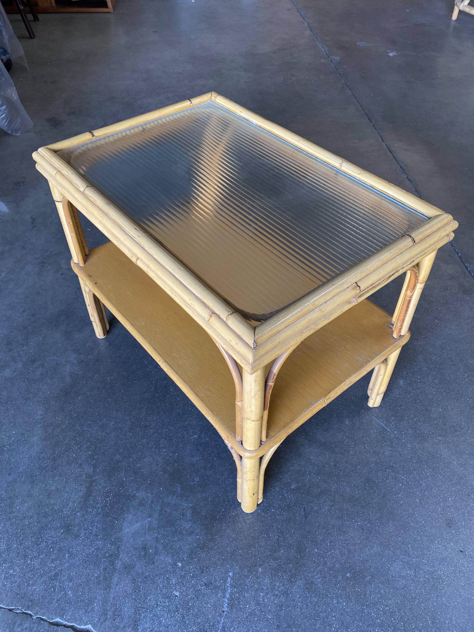 Table basse à deux niveaux restaurée en rotin bâton avec plateau en verre côtelé Excellent état - En vente à Van Nuys, CA