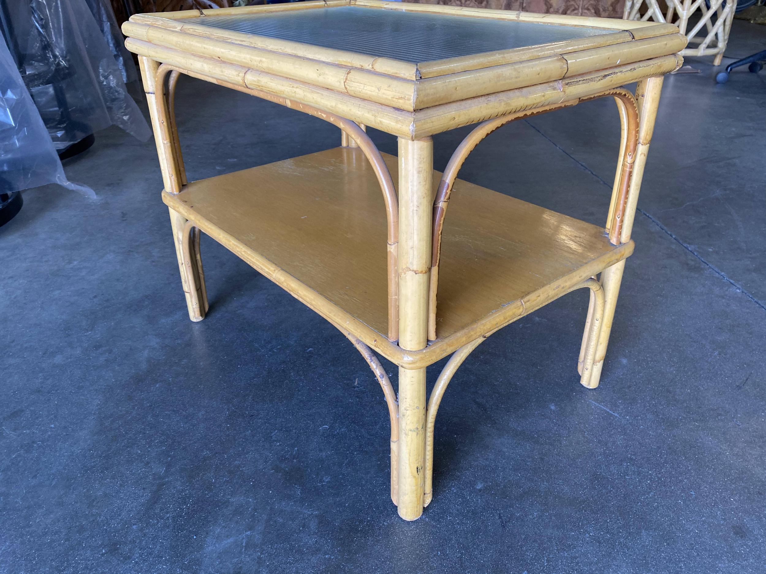 Milieu du XXe siècle Table basse à deux niveaux restaurée en rotin bâton avec plateau en verre côtelé en vente
