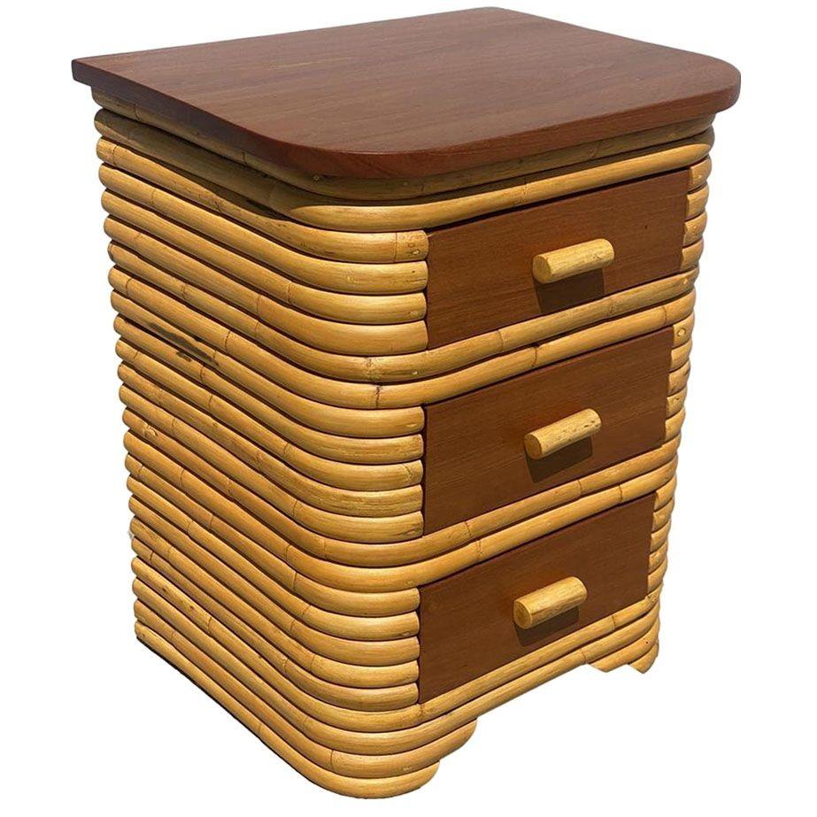 Americano Comodino in rattan impilato Art Deco Streamline restaurato con piano in mogano, coppia in vendita