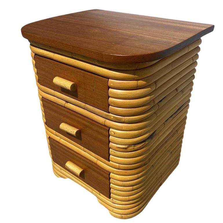 Metà XX secolo Comodino in rattan impilato Art Deco Streamline restaurato con piano in mogano, coppia in vendita