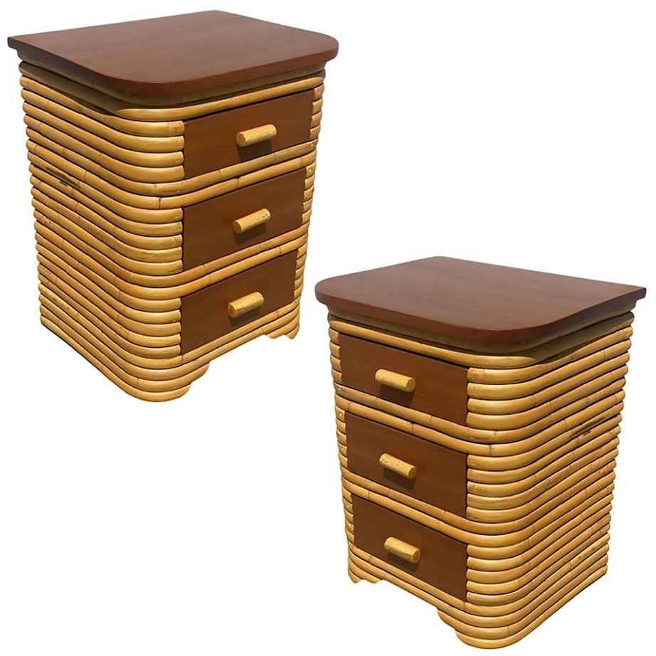 Questa coppia di comodini in rattan impilati in stile Art of Vintage, splendidamente restaurati e dotati di un piano in mogano, unisce lo stile al fascino vintage e al comfort moderno. Ogni tavolo presenta una base a piedistallo in rattan impilato