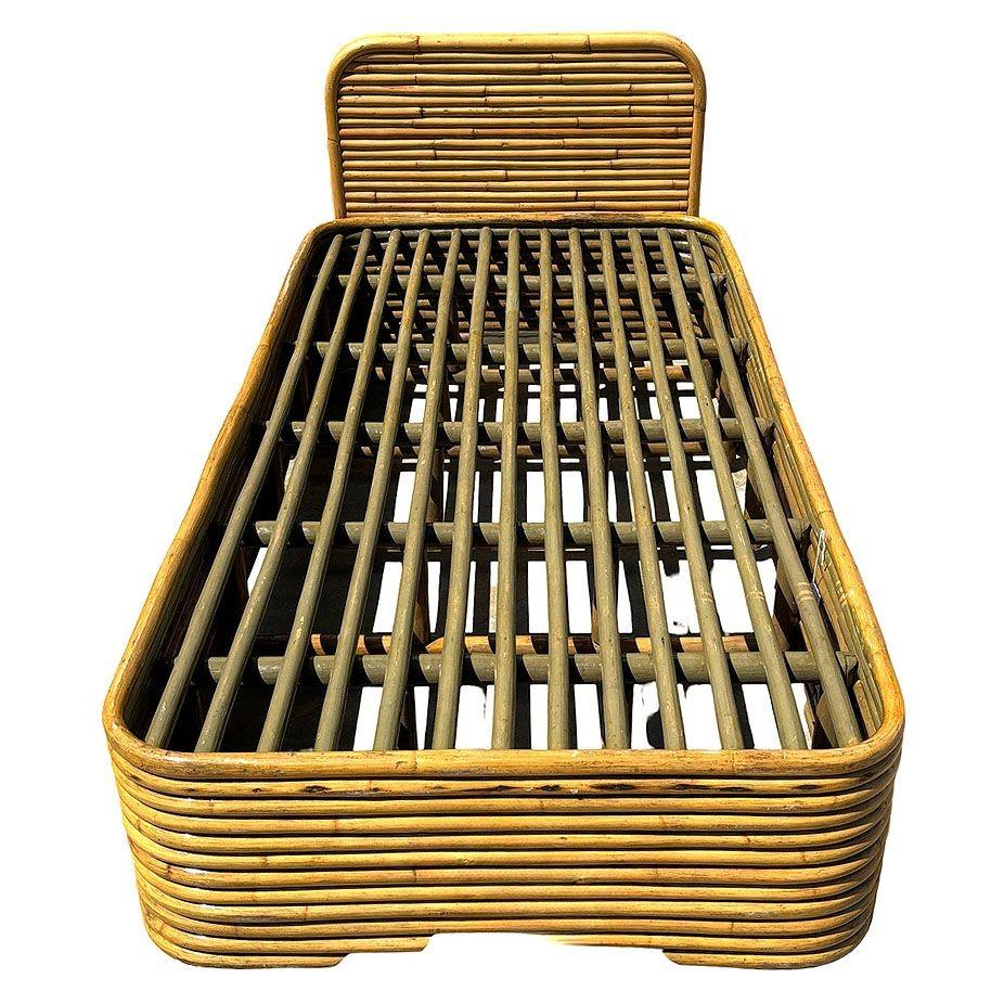 Dieses wunderschön restaurierte, von Paul Frankl inspirierte, gestapelte Streamline-Bettgestell in Einheitsgröße aus Rattan mit passendem Kopfteil wurde nach den von Paul Frankl bekannt gemachten Formen gestaltet. Das Set besteht aus einem