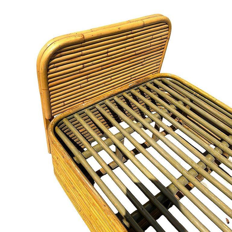 Restaurierte Streamline Art Deco gestapelt Rattan Einzelgröße Bettgestell & Kopfteil (Mitte des 20. Jahrhunderts) im Angebot
