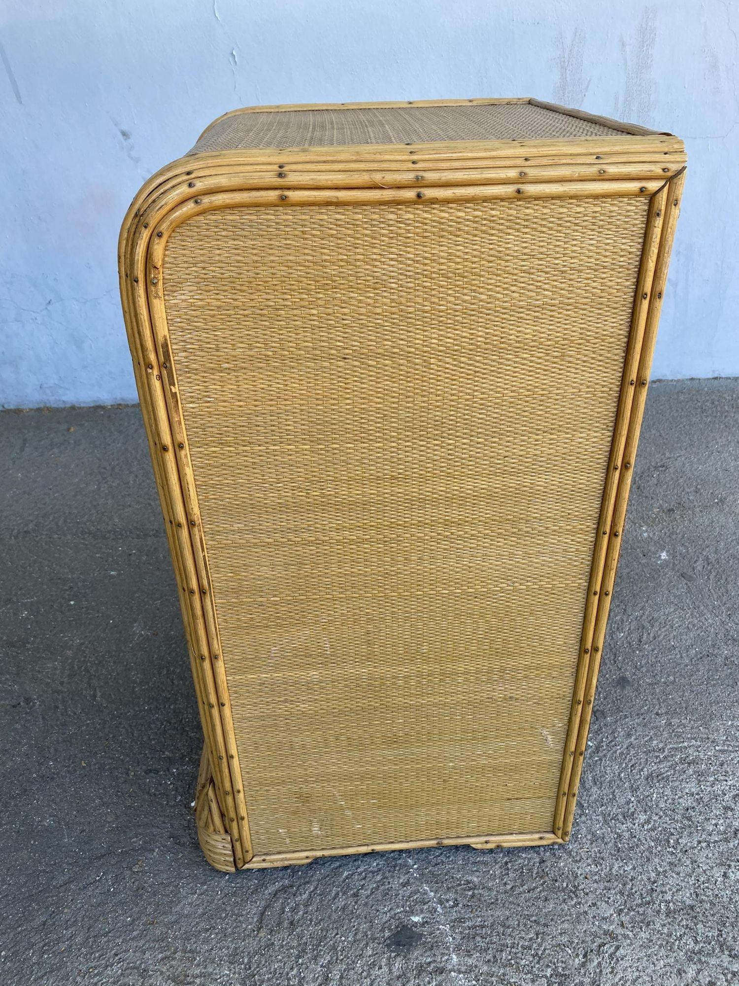 Américain Table de chevet Streamline en rotin recouverte d'un tapis de roseau restaurée en vente