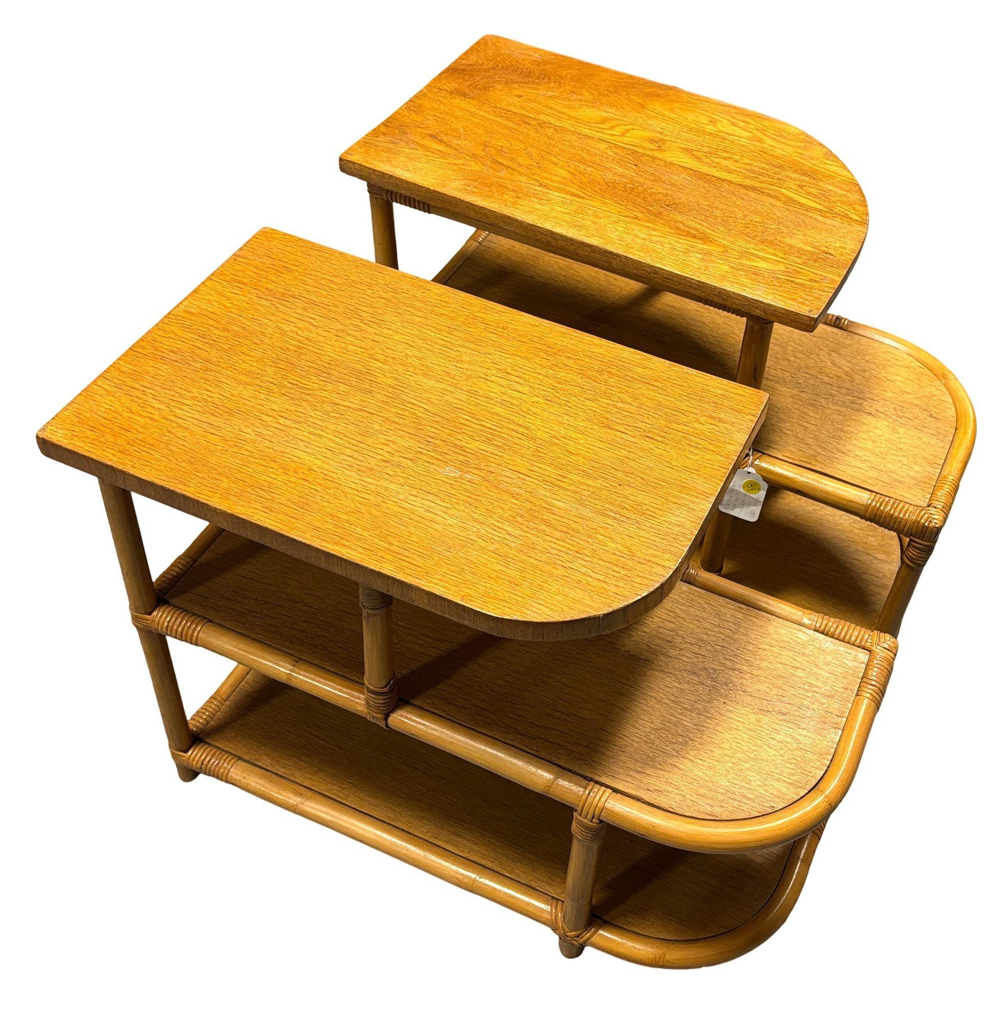Restaurierter Streamline-Beistelltisch aus Rattan und Mahagoni, 3-stöckiger „Trio“-Beistelltisch, Paar (Art déco) im Angebot