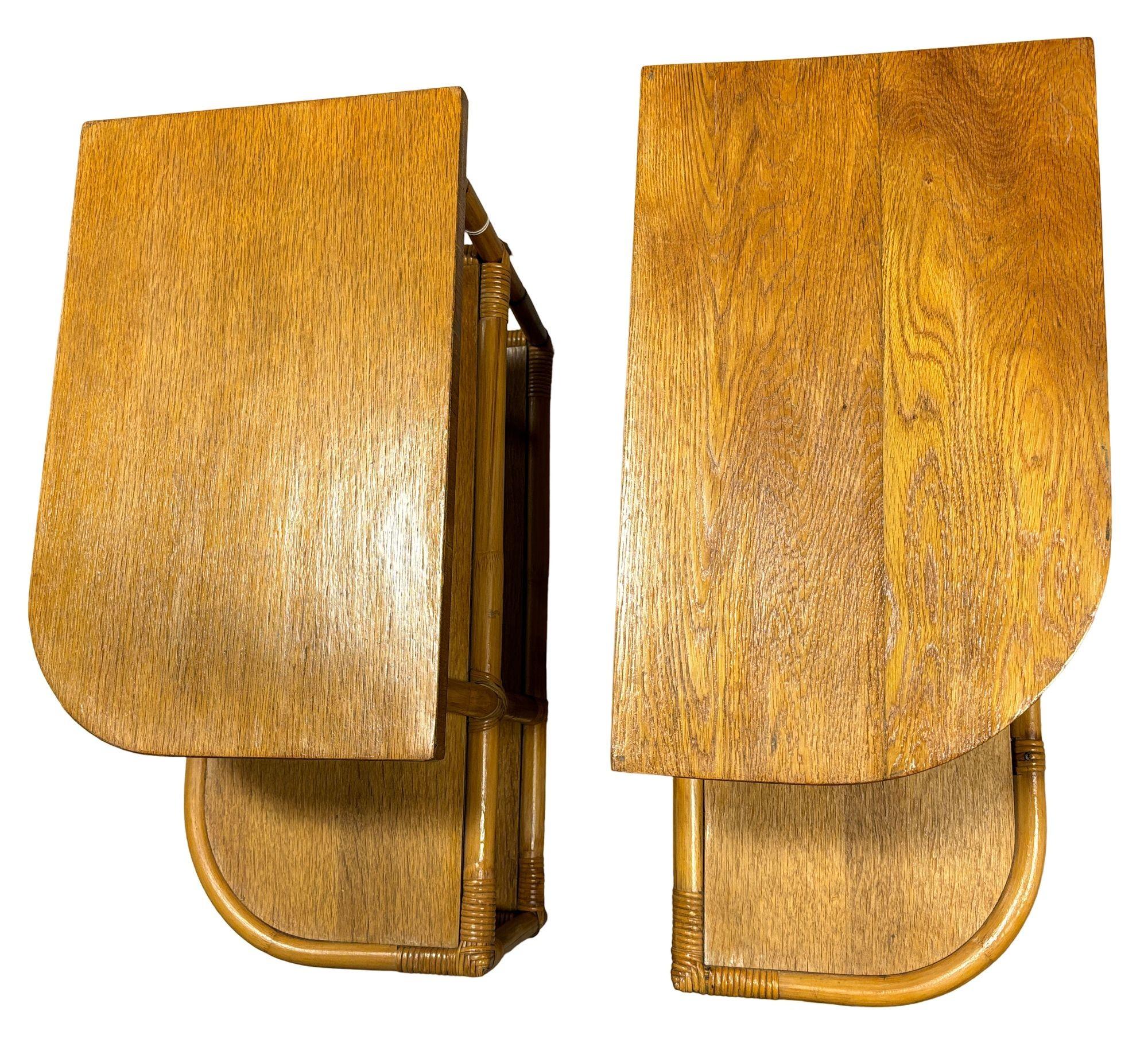 Restaurierter Streamline-Beistelltisch aus Rattan und Mahagoni, 3-stöckiger „Trio“-Beistelltisch, Paar (amerikanisch) im Angebot