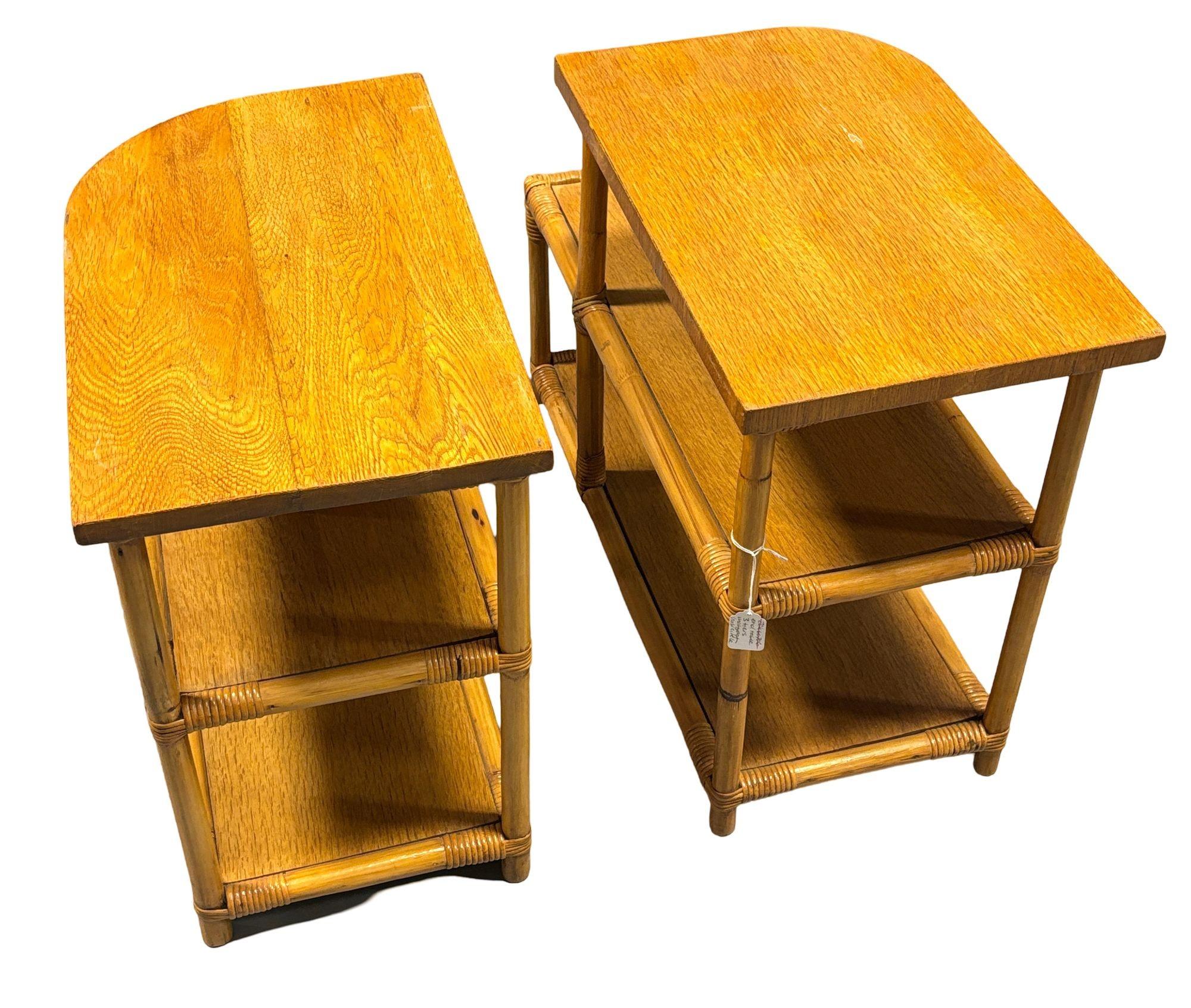 Restaurierter Streamline-Beistelltisch aus Rattan und Mahagoni, 3-stöckiger „Trio“-Beistelltisch, Paar im Zustand „Hervorragend“ im Angebot in Van Nuys, CA