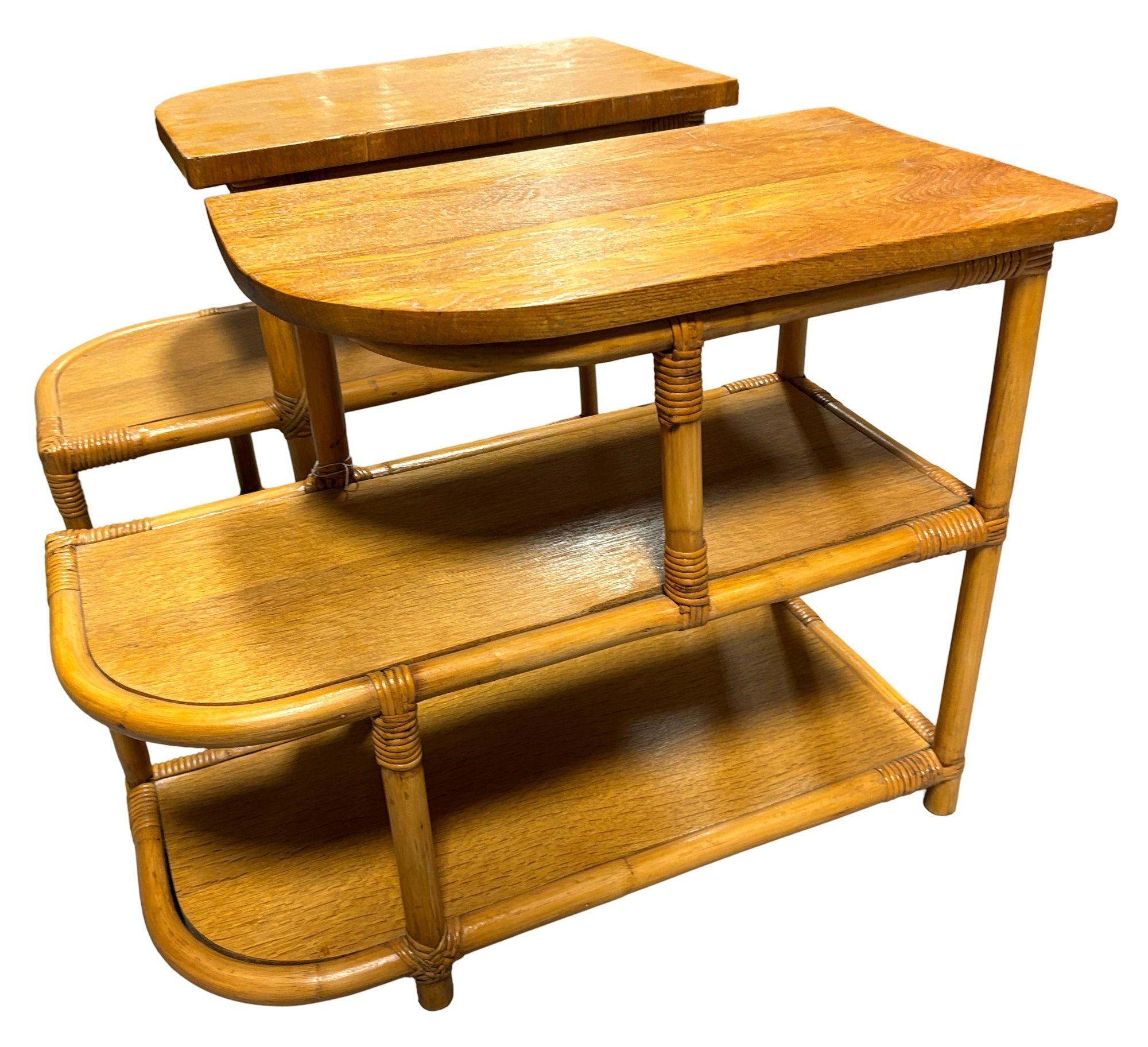 Restaurierter Streamline-Beistelltisch aus Rattan und Mahagoni, 3-stöckiger „Trio“-Beistelltisch, Paar (Mitte des 20. Jahrhunderts) im Angebot