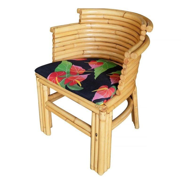 Satz von vier Paul Frankl stromlinienförmigen Rattan-Esszimmerstühlen. Jeder Stuhl hat eine gestapelte, stromlinienförmige Rückenlehne und Beine aus fünf Stangen. Die Stühle werden mit einem Sitzbezug aus Borkentuch mit Blumenmuster und einer