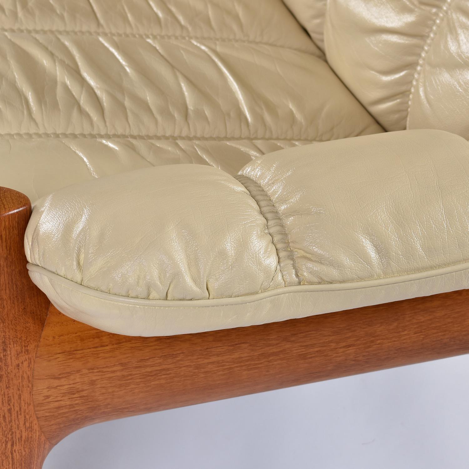 Restored Stressless Ekornes Montana Solid Teak Sofa in Ivory Leather In Good Condition In Chattanooga, TN