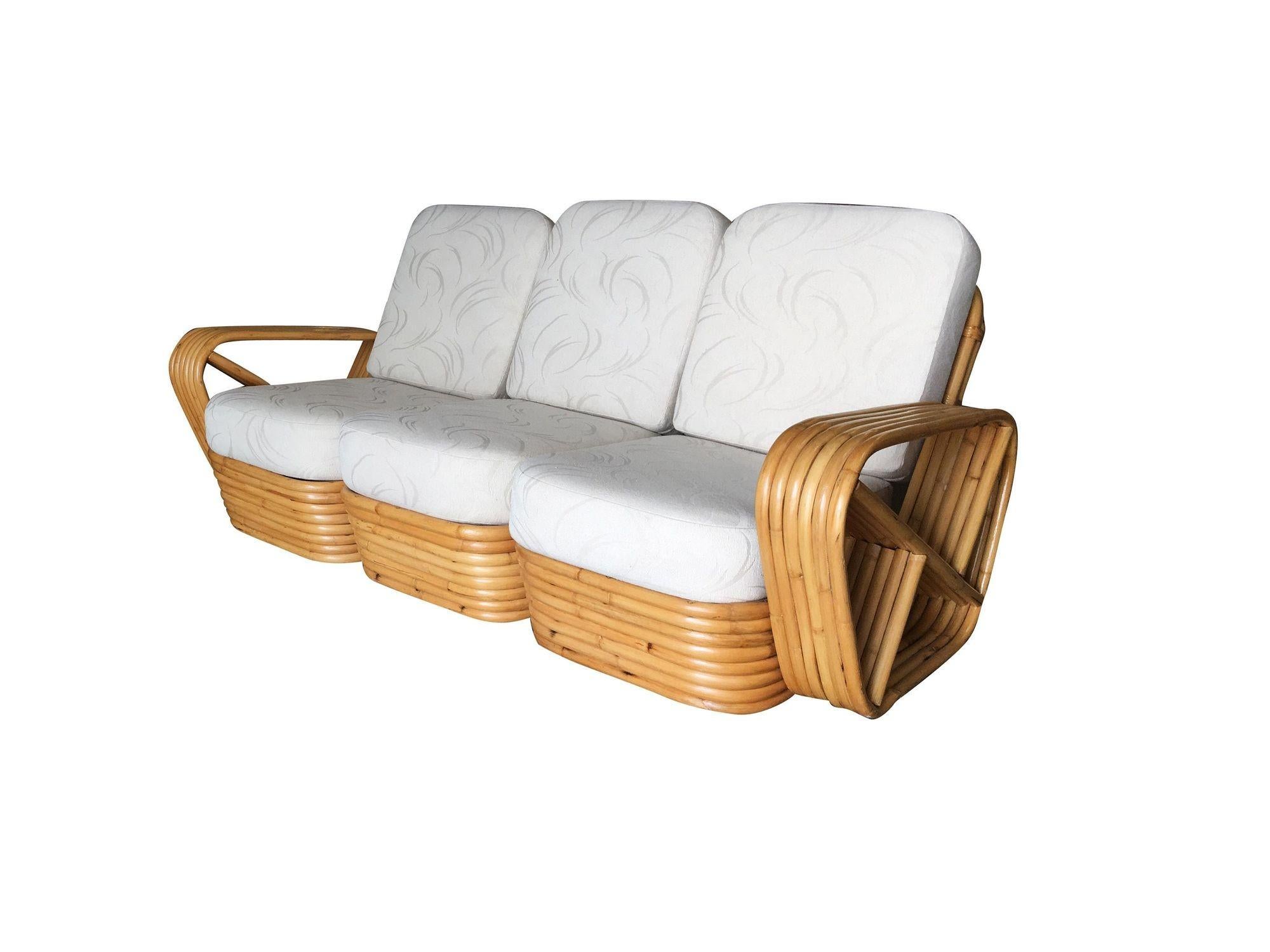 Sechsseitiges, quadratisches Brezel-Sofa mit drei Sitzen. Dieses Sofa verfügt über die berühmten fünfsträngigen, quadratischen Brezel-Seitenarme und ein gestapeltes Rattangestell, das ursprünglich von Paul Frankl entworfen wurde.
Maßnahmen:
Sofa: