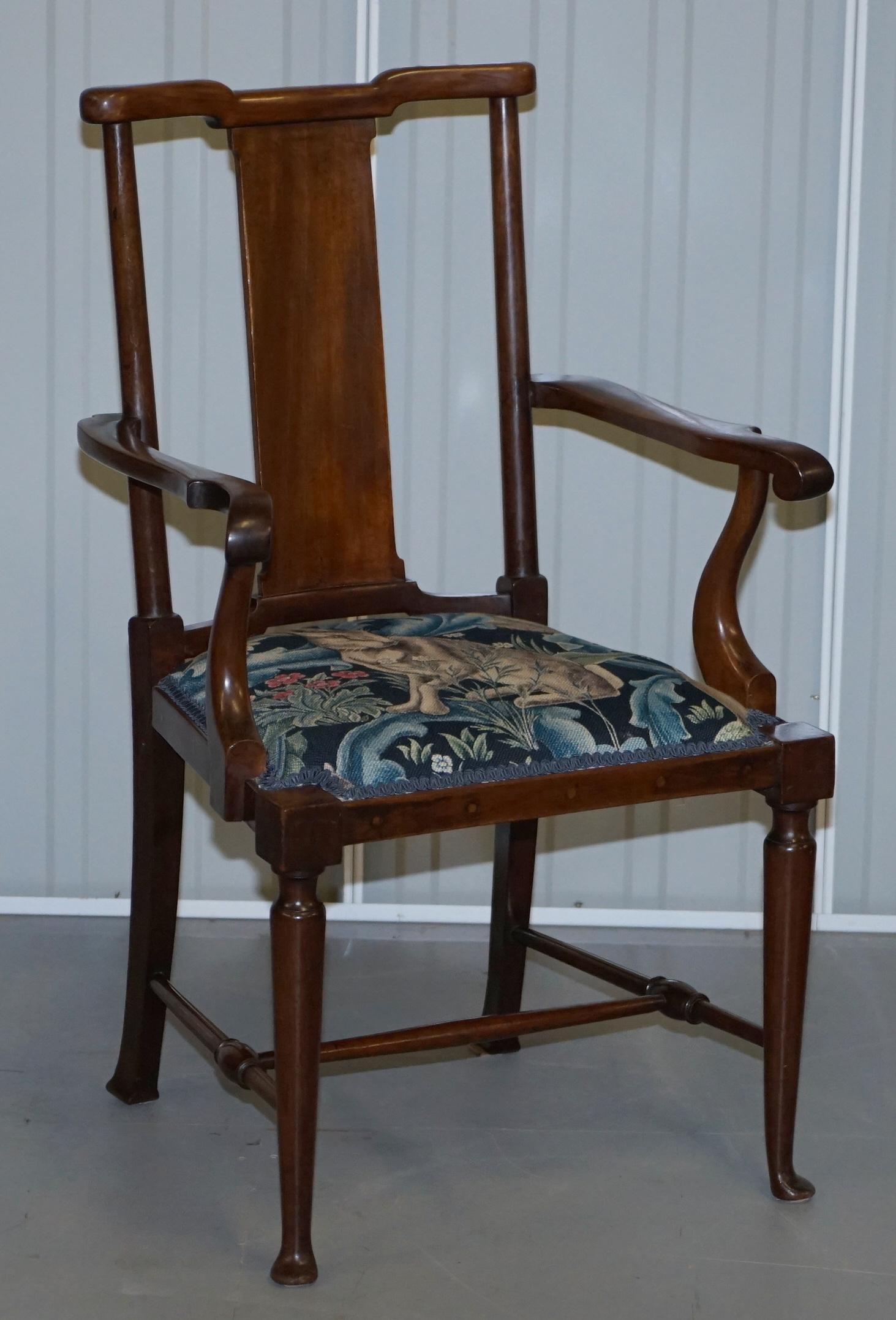 Conjunto restaurado de tabardo y sillones William Morris Richard Norman Shaw Victoriano en venta