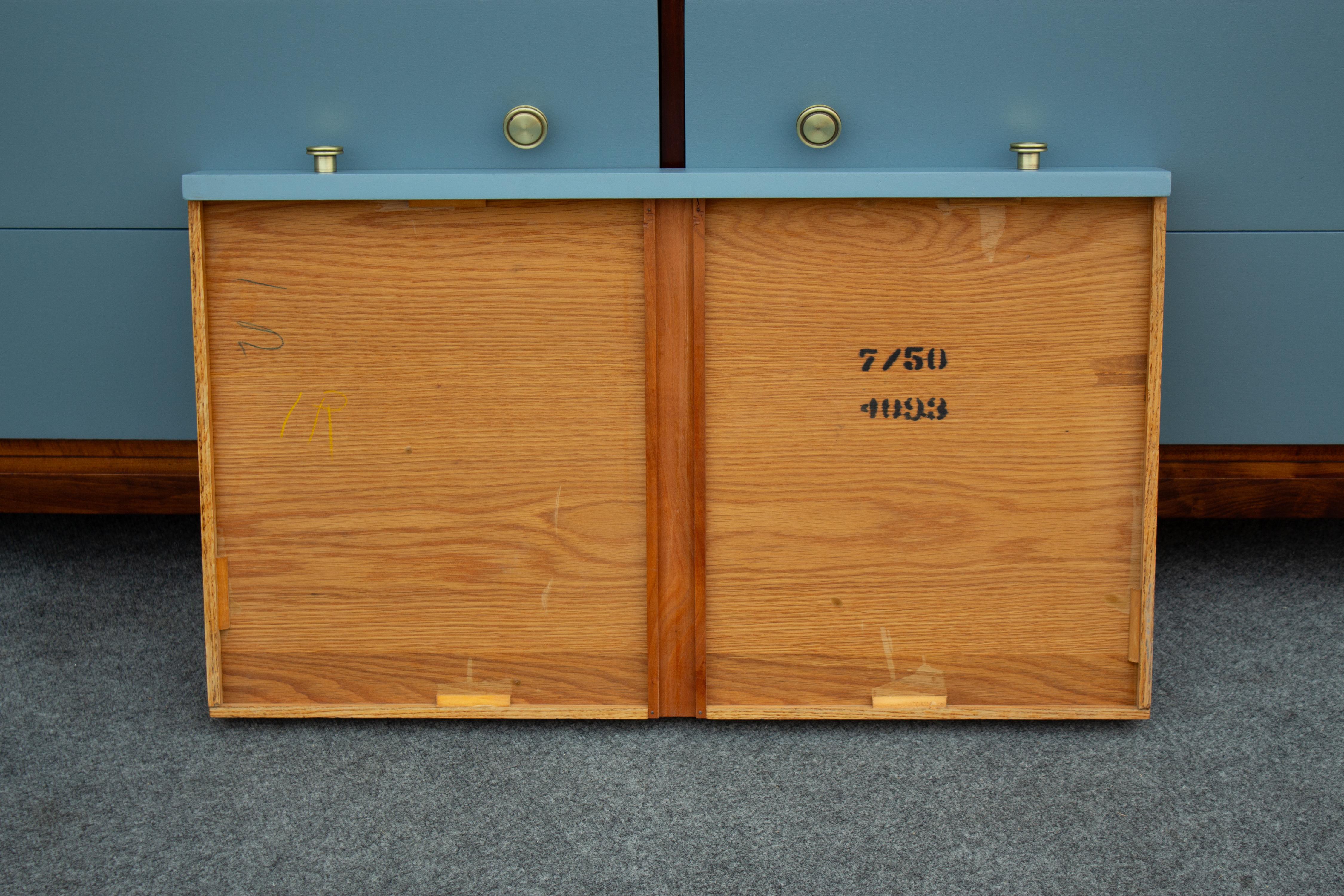 T. H. Robsjohn-Gibbings pour Widdicomb - Commode à 12 tiroirs bleu/acajou restaurée en vente 12