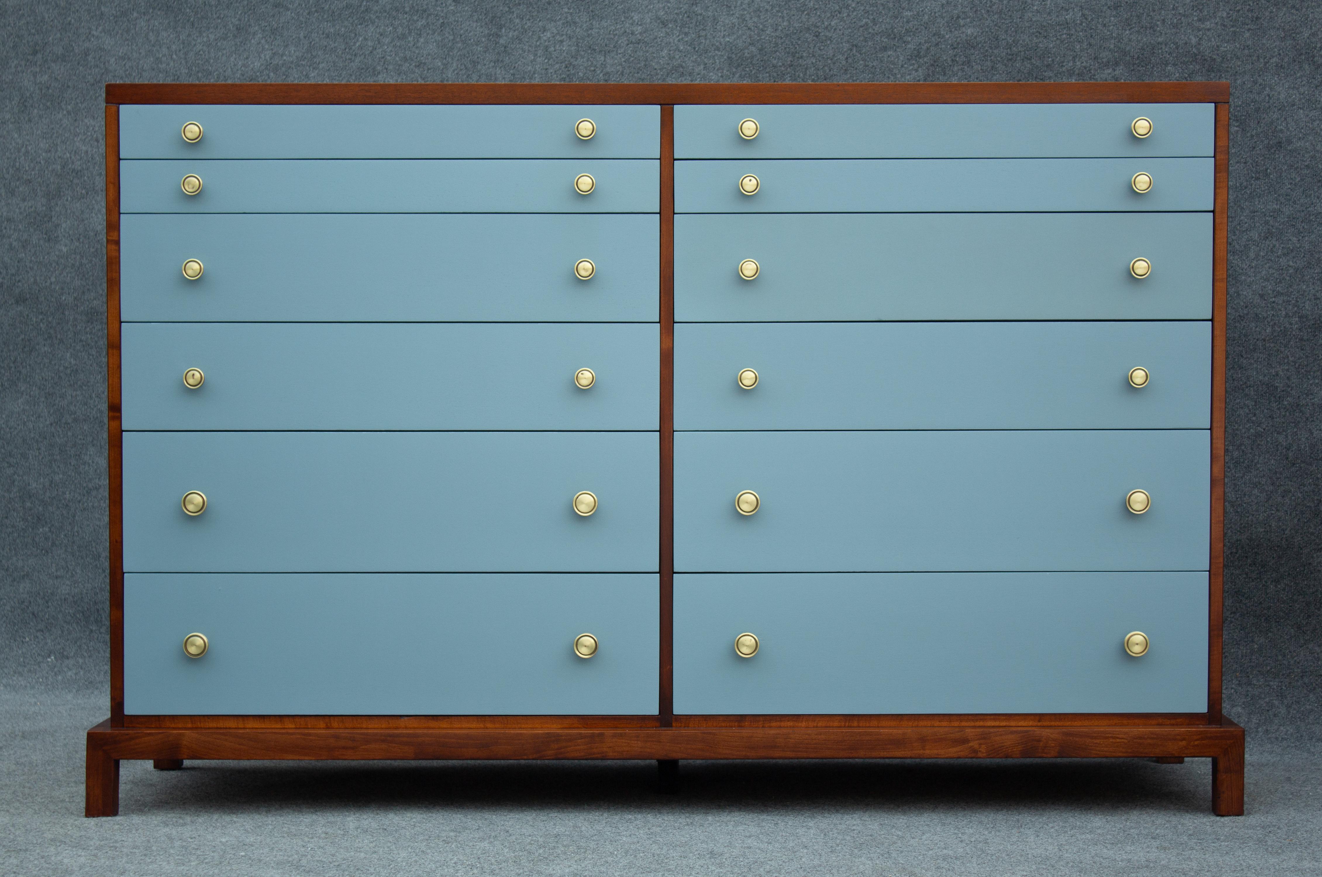 Mid-Century Modern T. H. Robsjohn-Gibbings pour Widdicomb - Commode à 12 tiroirs bleu/acajou restaurée en vente