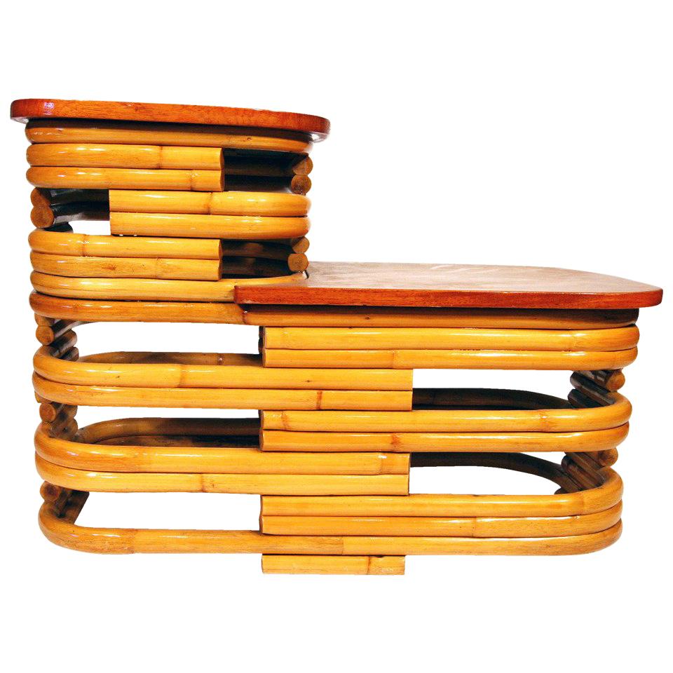 Mesa auxiliar restaurada, apilada de ratán de dos pisos con tablero de caoba