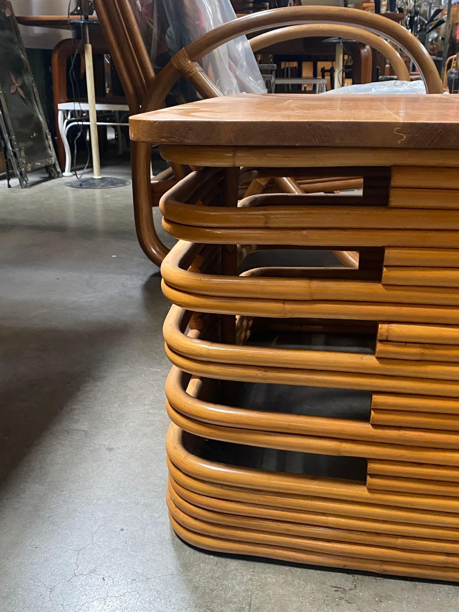 Grande table basse en rotin empilé restaurée avec plateau en acajou en vente 1