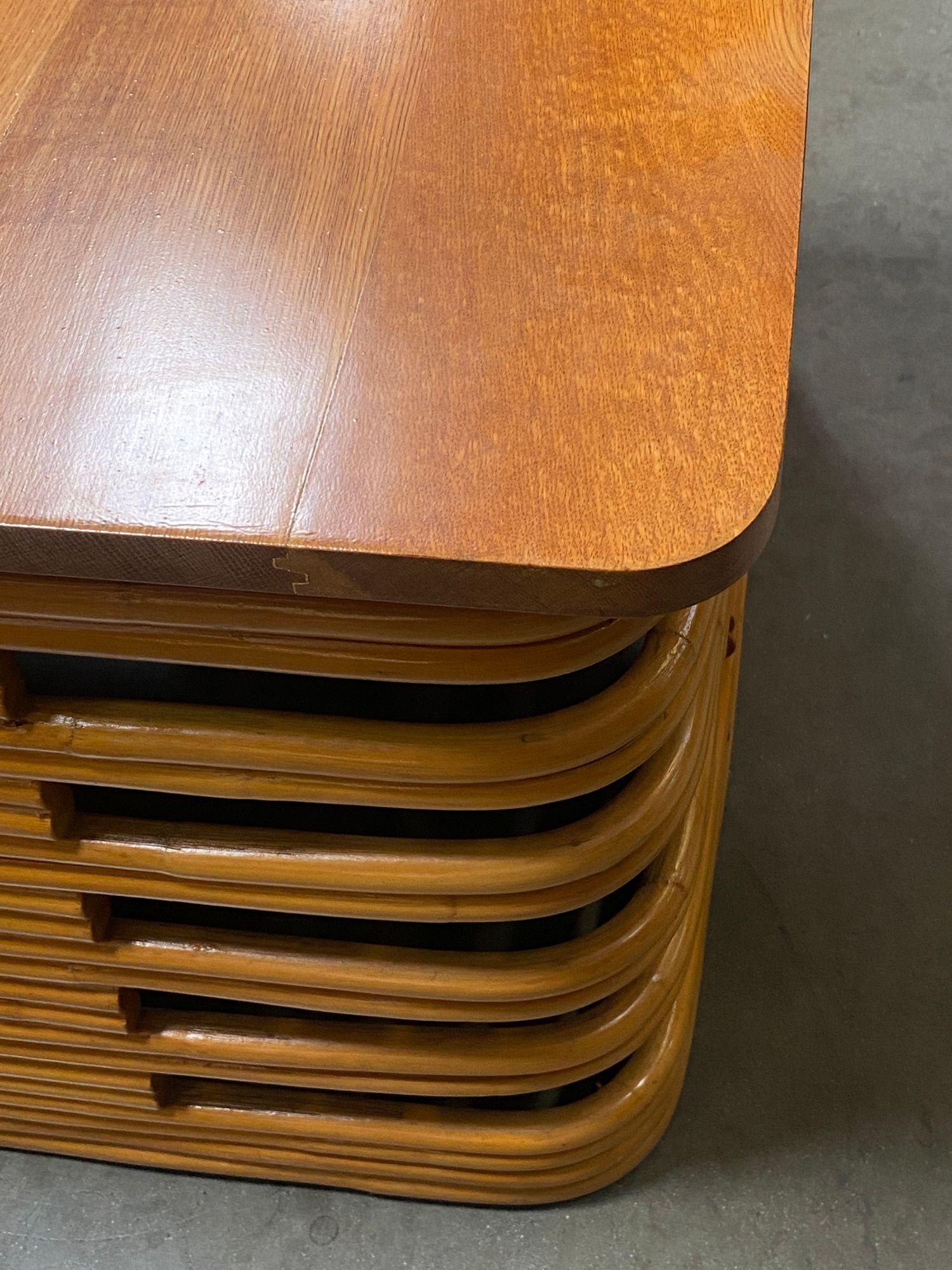 Grande table basse en rotin empilé restaurée avec plateau en acajou en vente 3