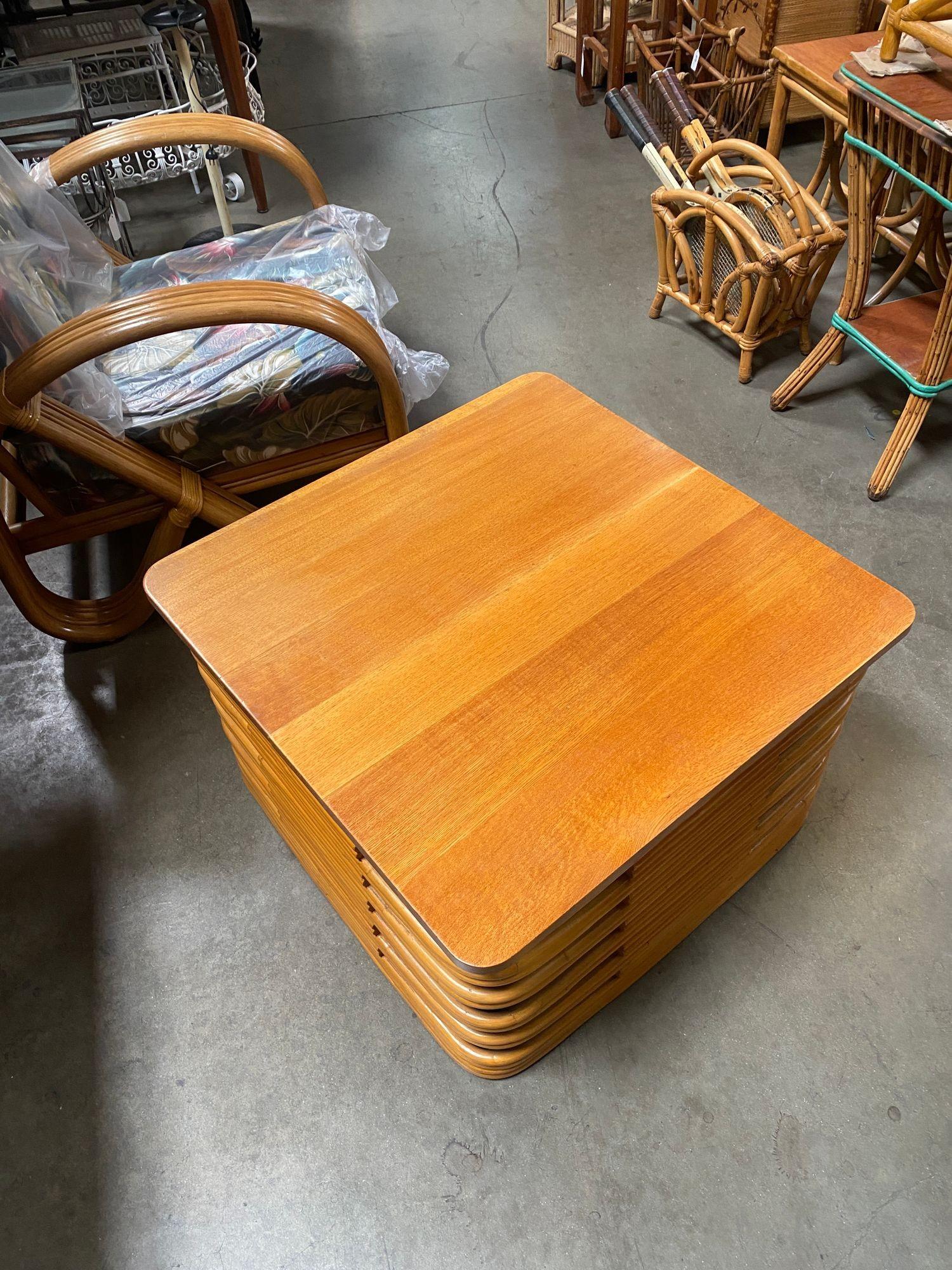 Grande table basse en rotin empilé restaurée avec plateau en acajou en vente 4