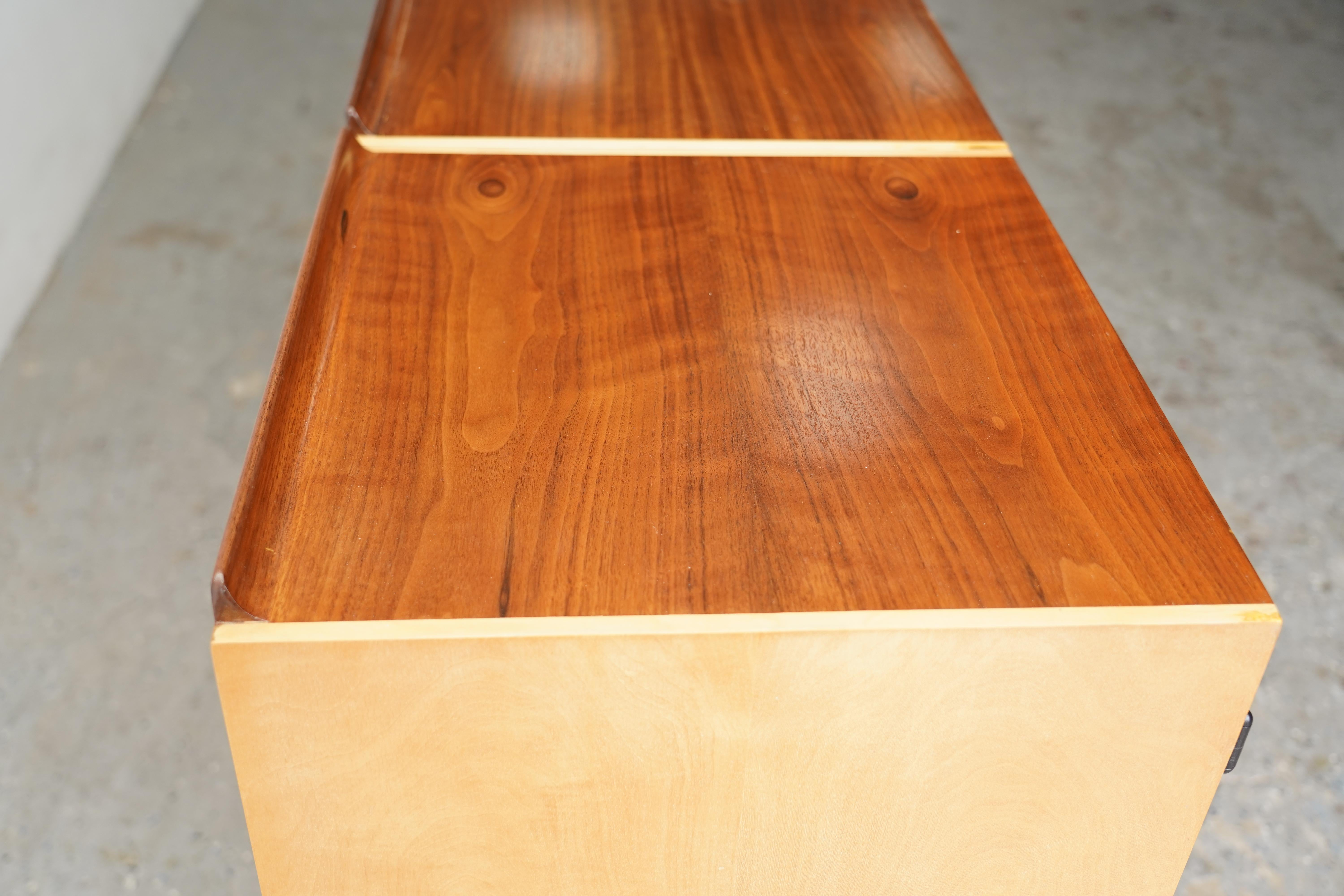Credenza / Comò Finn Juhls restaurato in teak e acero per Baker in vendita 3