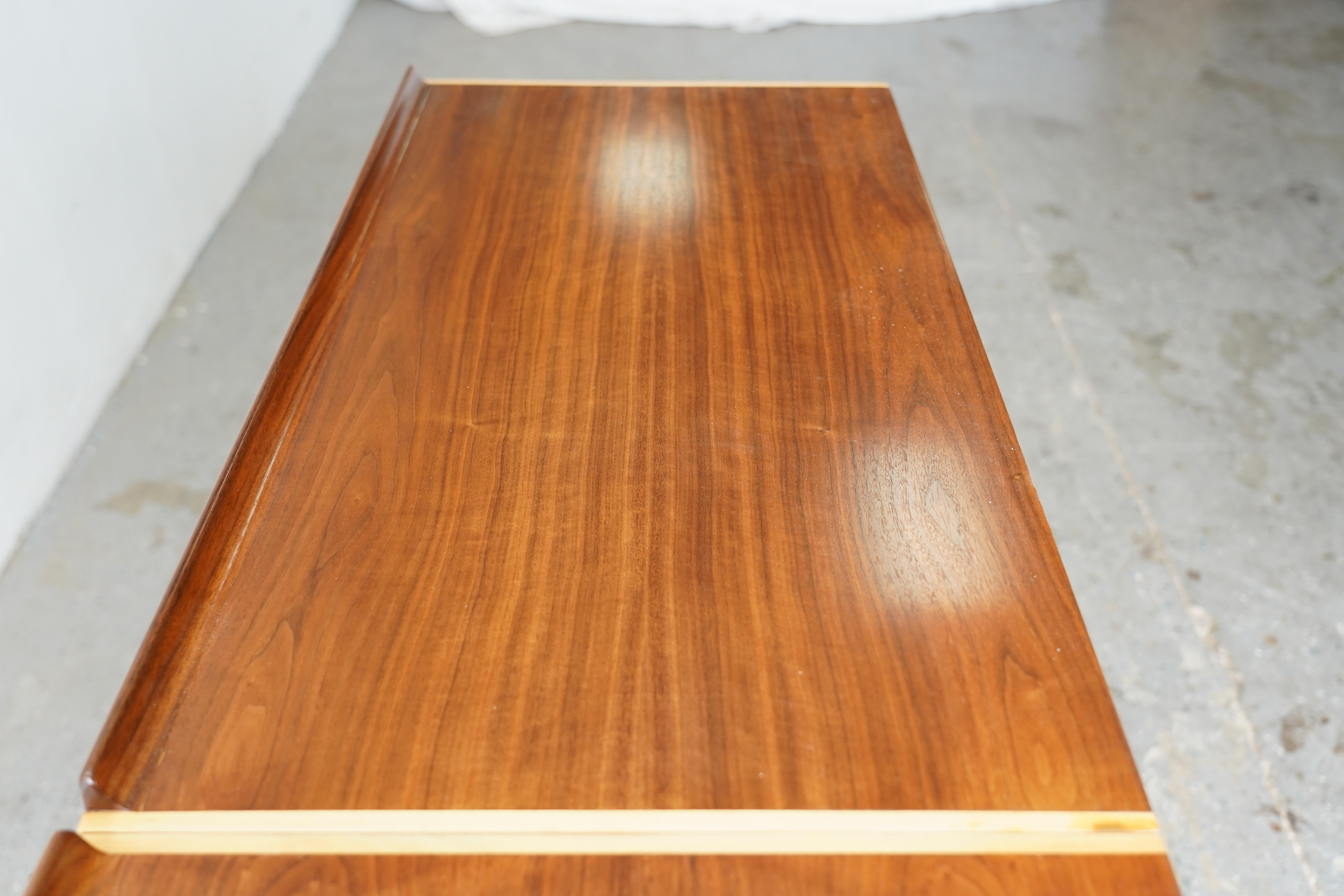 Credenza / Comò Finn Juhls restaurato in teak e acero per Baker in vendita 4