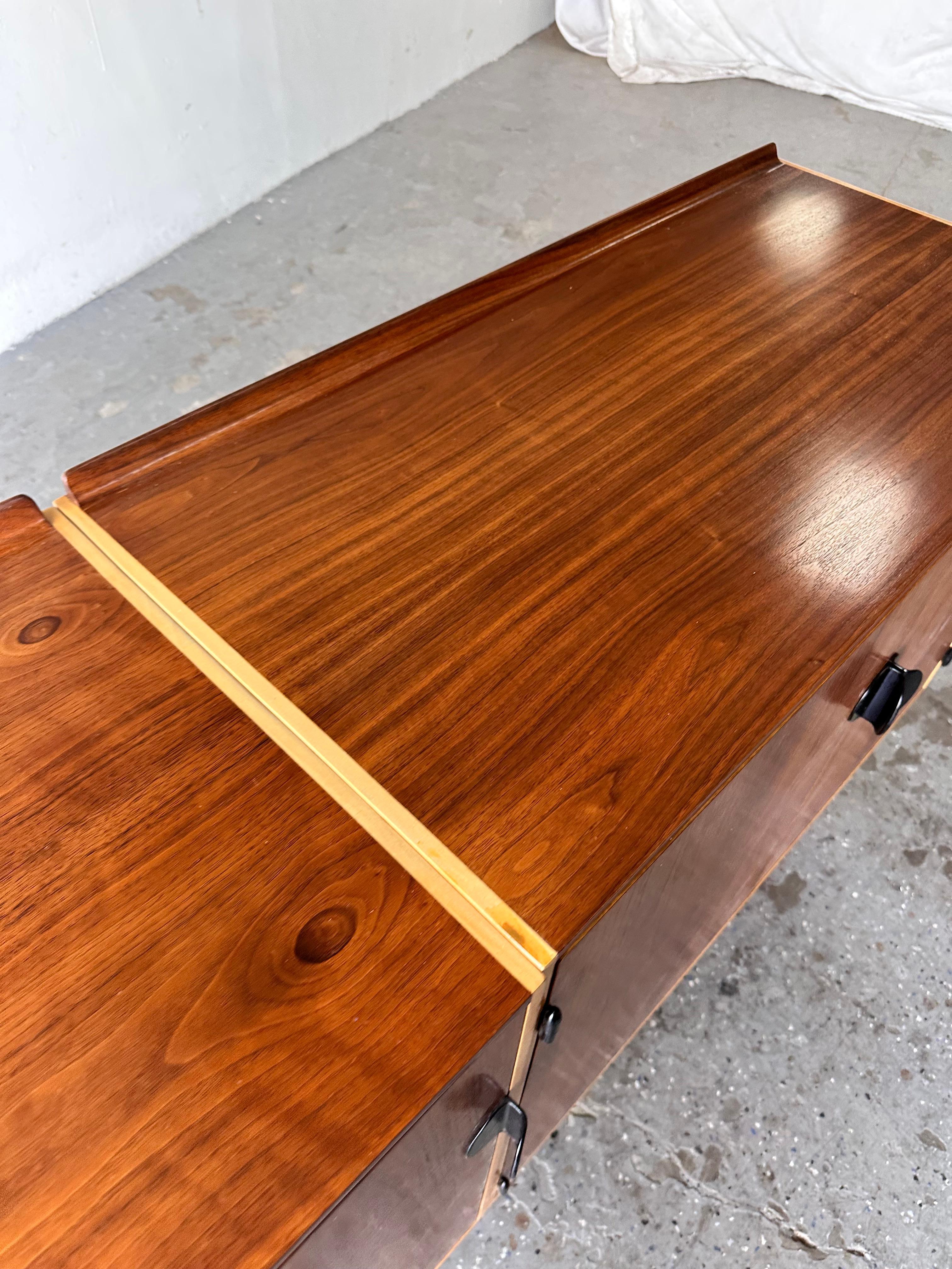 Credenza / Comò Finn Juhls restaurato in teak e acero per Baker in vendita 7