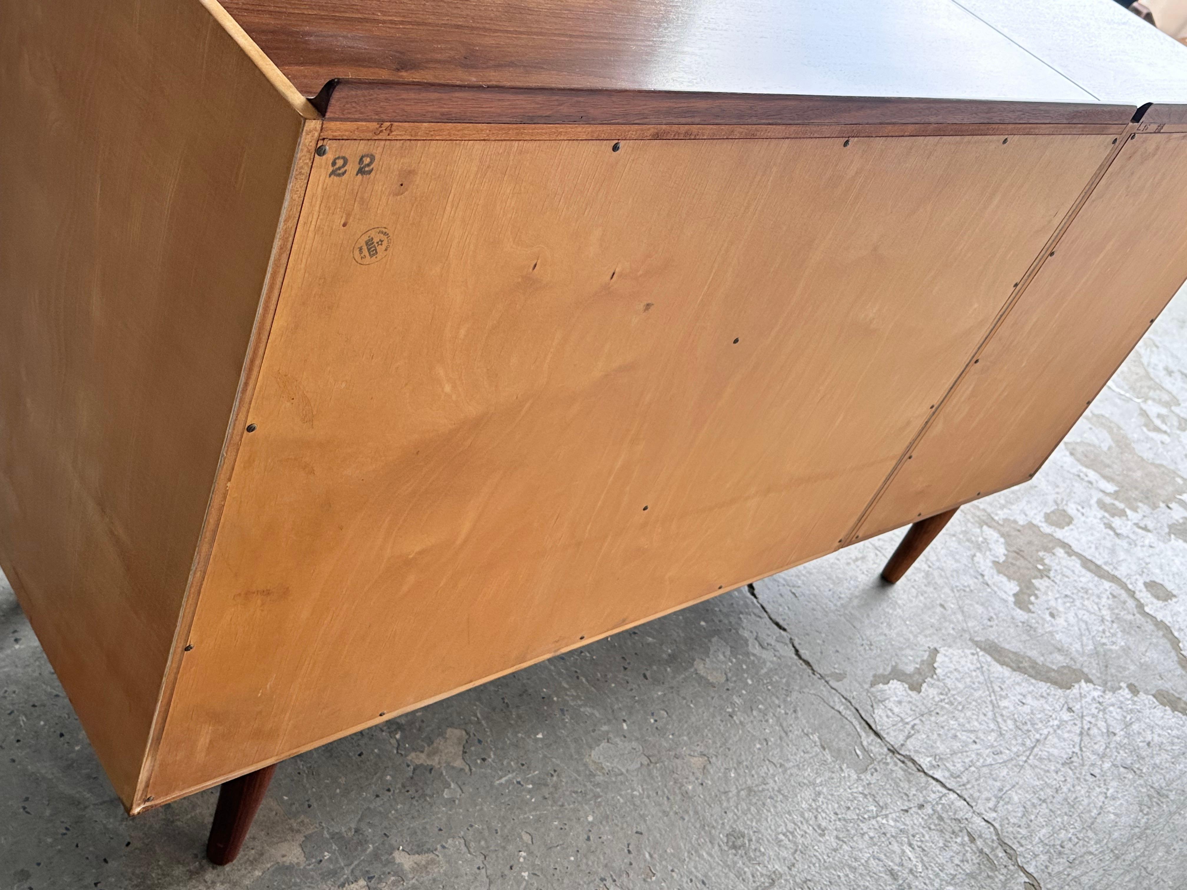 Credenza / Comò Finn Juhls restaurato in teak e acero per Baker in vendita 8